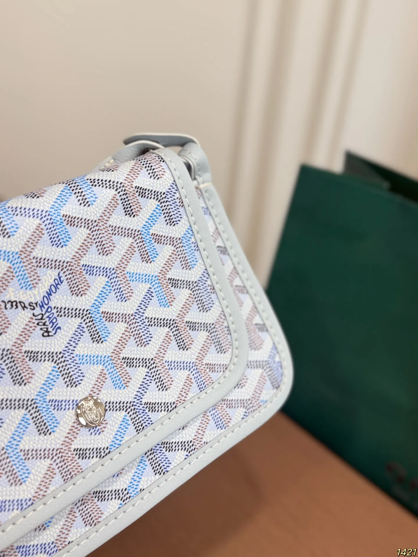 &yen;135折叠盒 戈雅goyard 信封包炫彩新色超活力 极地兰小信封 狗牙的这个小信封我要给它一万个赞，百搭色，浅色系适合夏天，简约精致。尺寸20 13