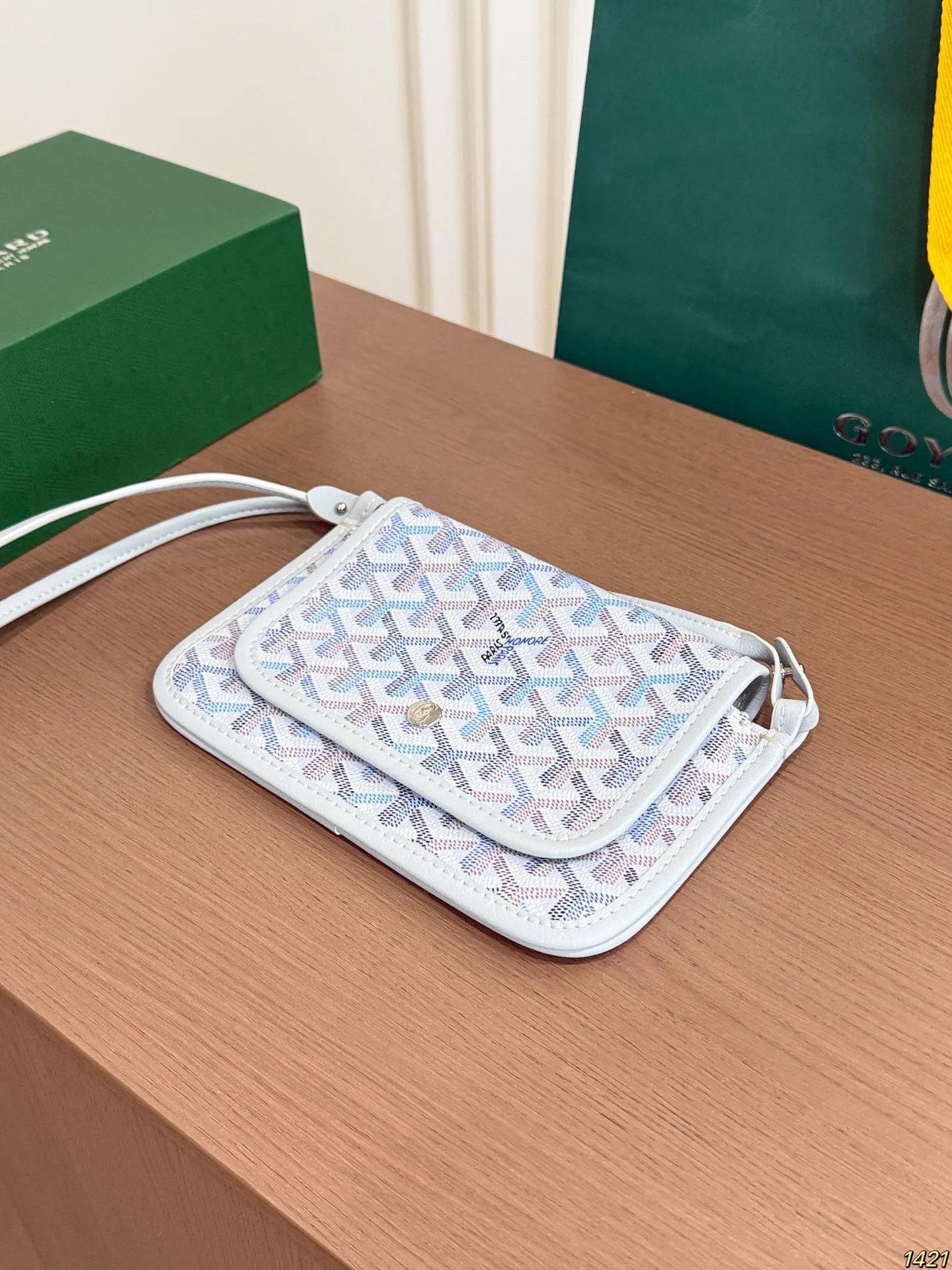 &yen;135折叠盒 戈雅goyard 信封包炫彩新色超活力 极地兰小信封 狗牙的这个小信封我要给它一万个赞，百搭色，浅色系适合夏天，简约精致。尺寸20 13