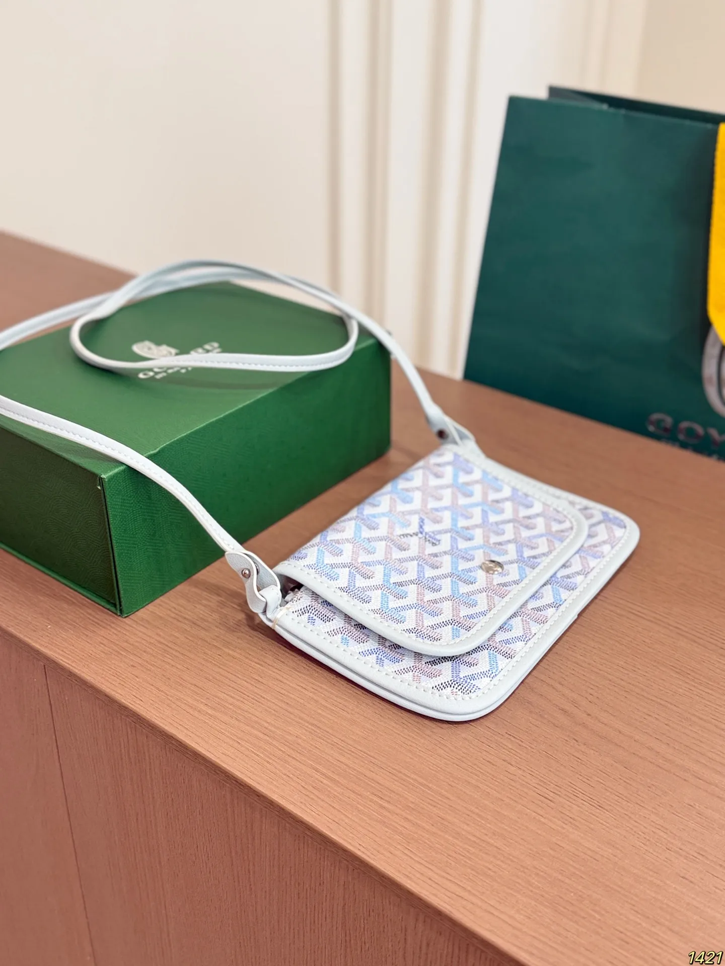 &yen;135折叠盒 戈雅goyard 信封包炫彩新色超活力 极地兰小信封 狗牙的这个小信封我要给它一万个赞，百搭色，浅色系适合夏天，简约精致。尺寸20 13