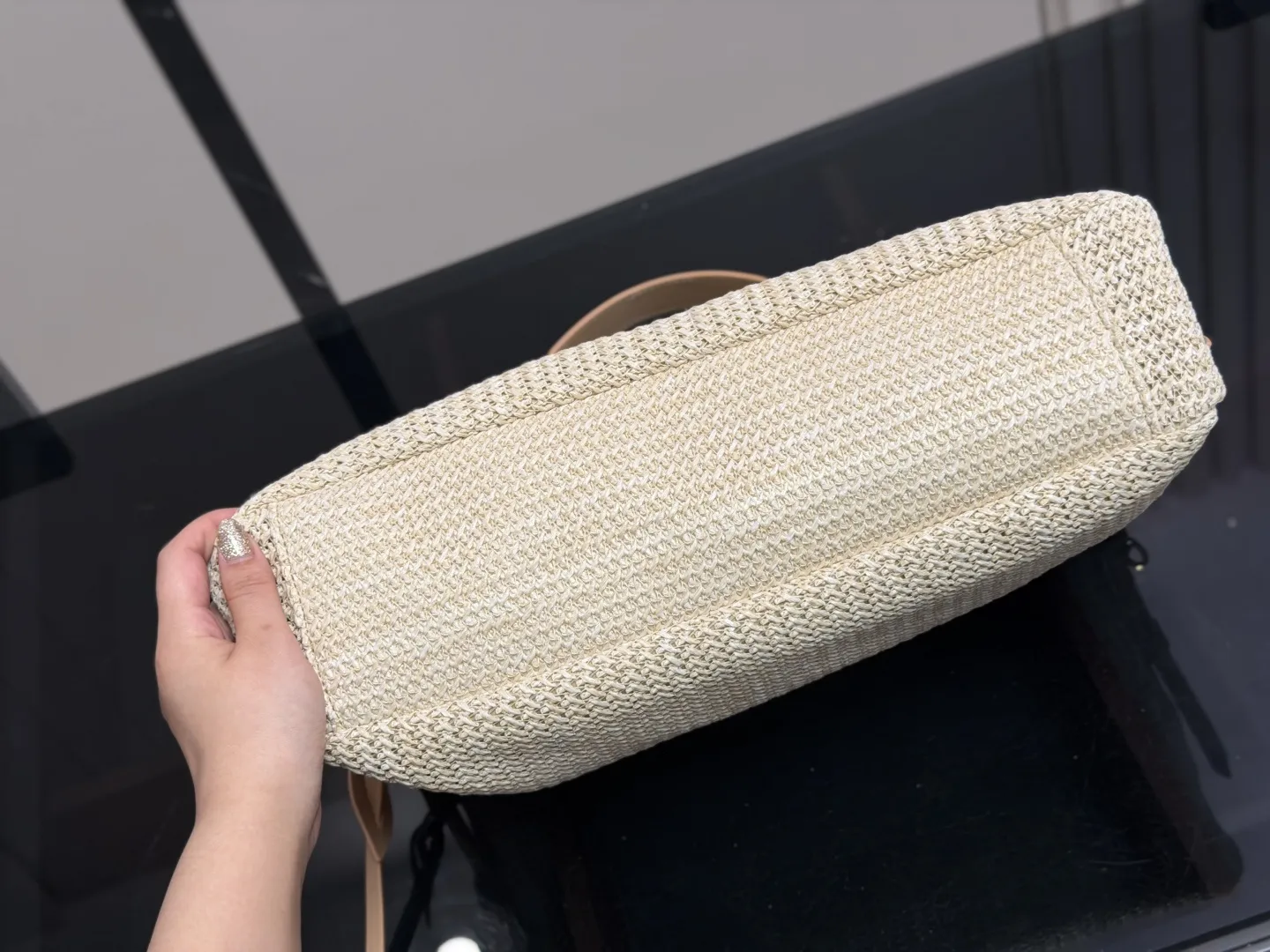 &yen;155 无盒 size：37.22cm 普拉达 hobo中古腋下包 多了一份随意和简单， 完全的时尚百搭！