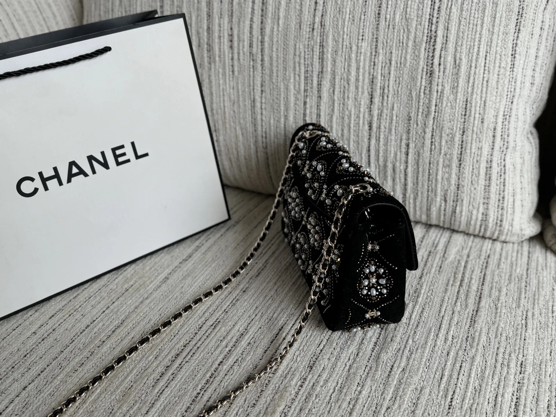 💰240 size：22&times;15 CHANEL香奈儿 21A 丝绒 水晶珍珠Logo 方胖子 链条包 口盖单肩斜挎包 迷你 看起来就很贵的样子 Chanel 香奈儿 高级手工坊系列、 丝绒刺绣珍珠CF大mini‼️ CHANEL 21早秋手工坊烫钻钉珠cf 美到词穷 好看就完事儿 mini cf单链链条太长 绕一圈单肩背就很完美