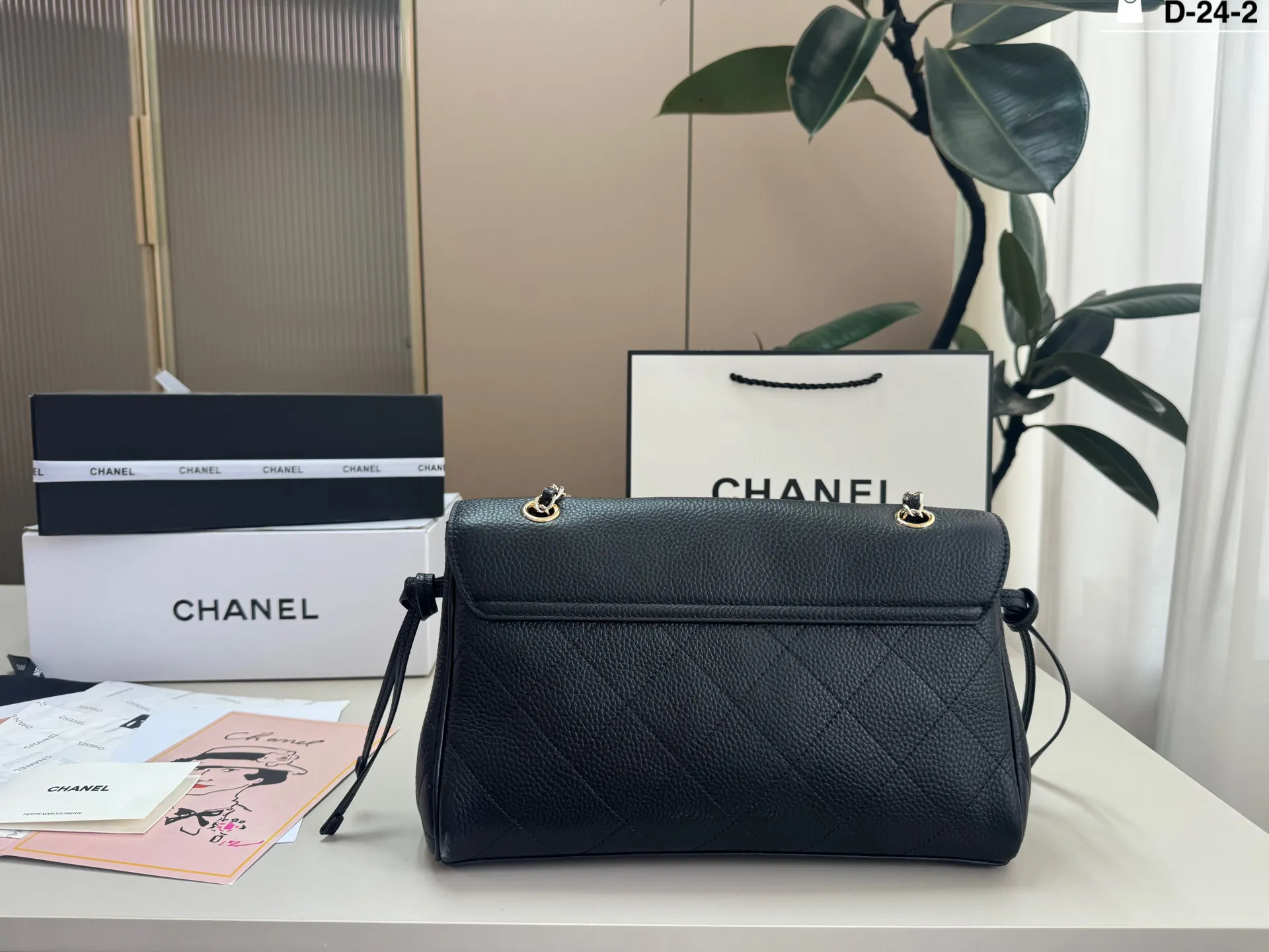 💰p270 牛皮 D-24-2尺寸29×16折叠盒 Chanel香奈儿纯皮鳄鱼纹 26S Maxi Flap黑银机车包口盖腋下邮差包,荔枝纹牛皮+金色双C扣,简约大气超有质感!