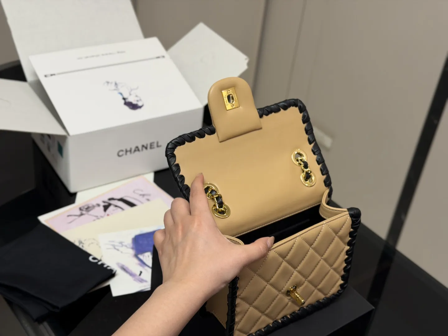 ¥200 折叠盒飞机盒 Chanel香奈儿豆腐包|千金感十足 颜值满分! 包身绑带滚边设计感一绝 链条金币点缀精致时髦 尺寸:19.15cm