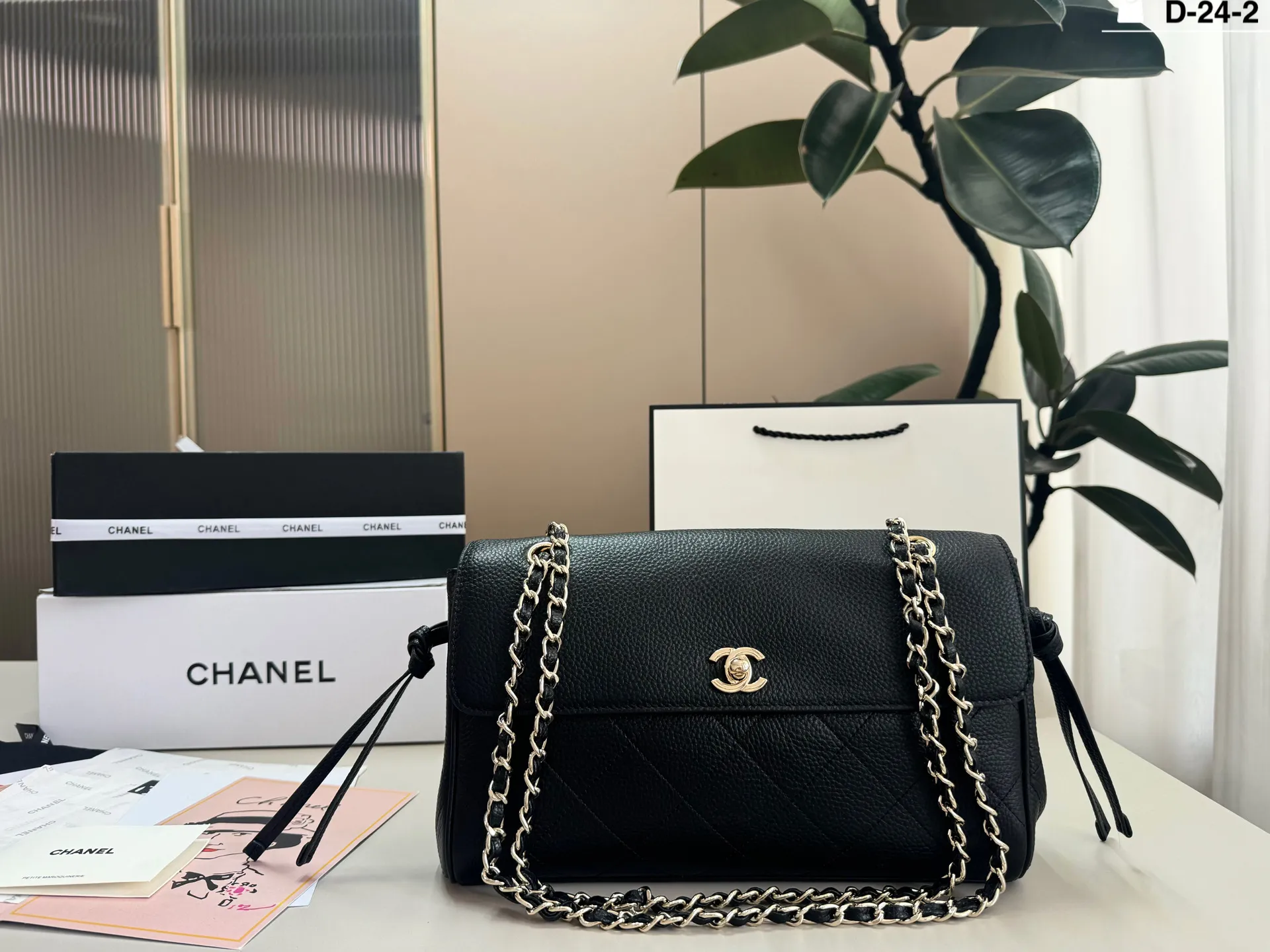 💰p270 牛皮 D-24-2尺寸29&times;16折叠盒 Chanel香奈儿纯皮鳄鱼纹 26S Maxi Flap黑银机车包口盖腋下邮差包，荔枝纹牛皮+金色双C扣，简约大气超有质感！