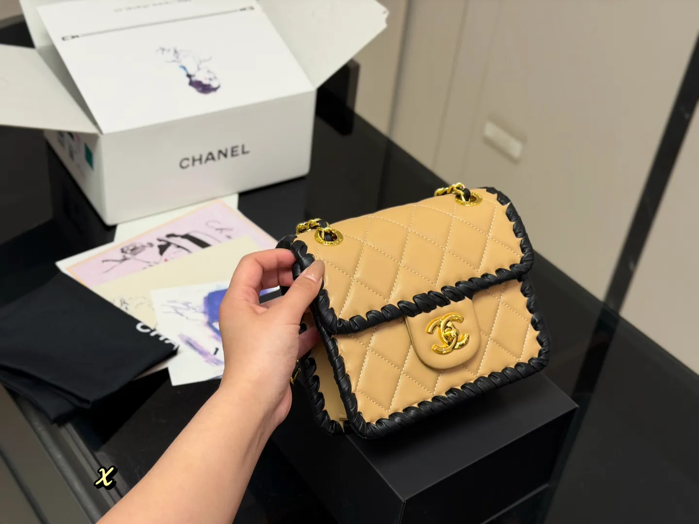 &yen;200 折叠盒飞机盒 Chanel香奈儿豆腐包｜千金感十足 颜值满分！ 包身绑带滚边设计感一绝 链条金币点缀精致时髦 尺寸:19.15cm