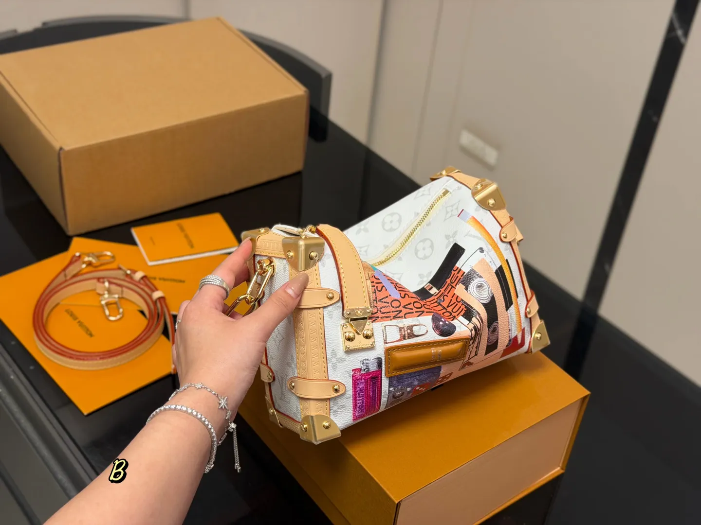 &yen;205（配折叠盒飞机盒） size：23*16cm 超时空爆款 Lv 王炸新款包 谷爱凌 走秀小软箱s来了终于!!! 超级洋气 upupup 搜索🔍Lv 软箱子（盒子）