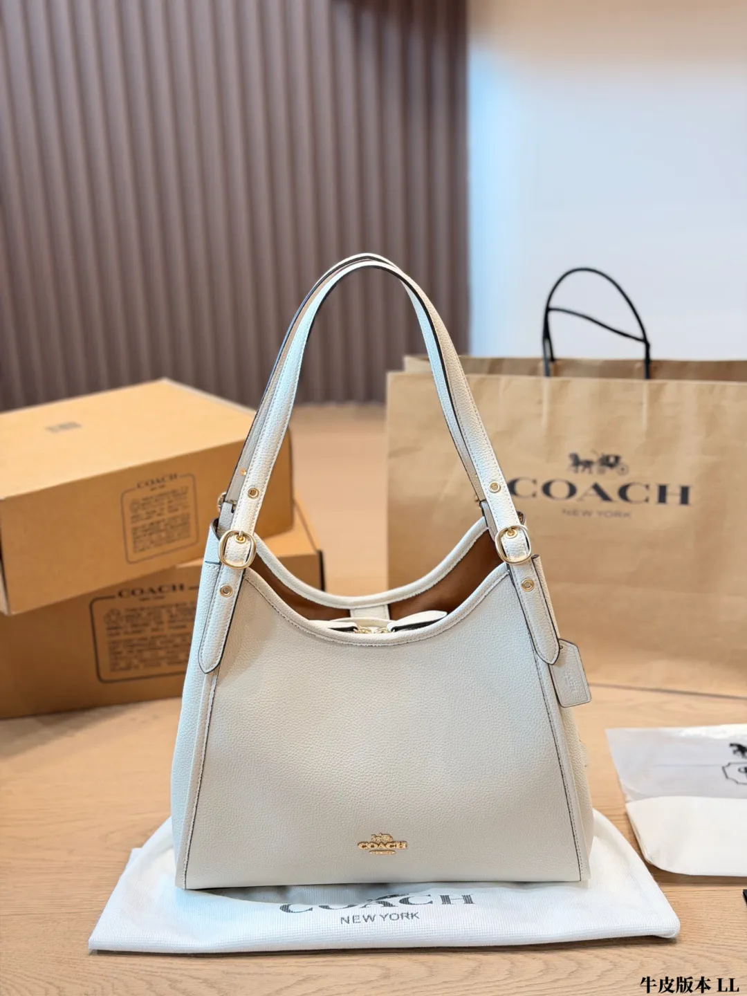 牛皮版本 p205 Coach Gemini Link 皮托特包,奶白色荔枝纹小牛皮,金色五金 + 正面金色 COACH logo,手柄上系了品牌彩色印花丝巾,敞口开放式设计,可以手提、单肩。 尺寸 30 27cm