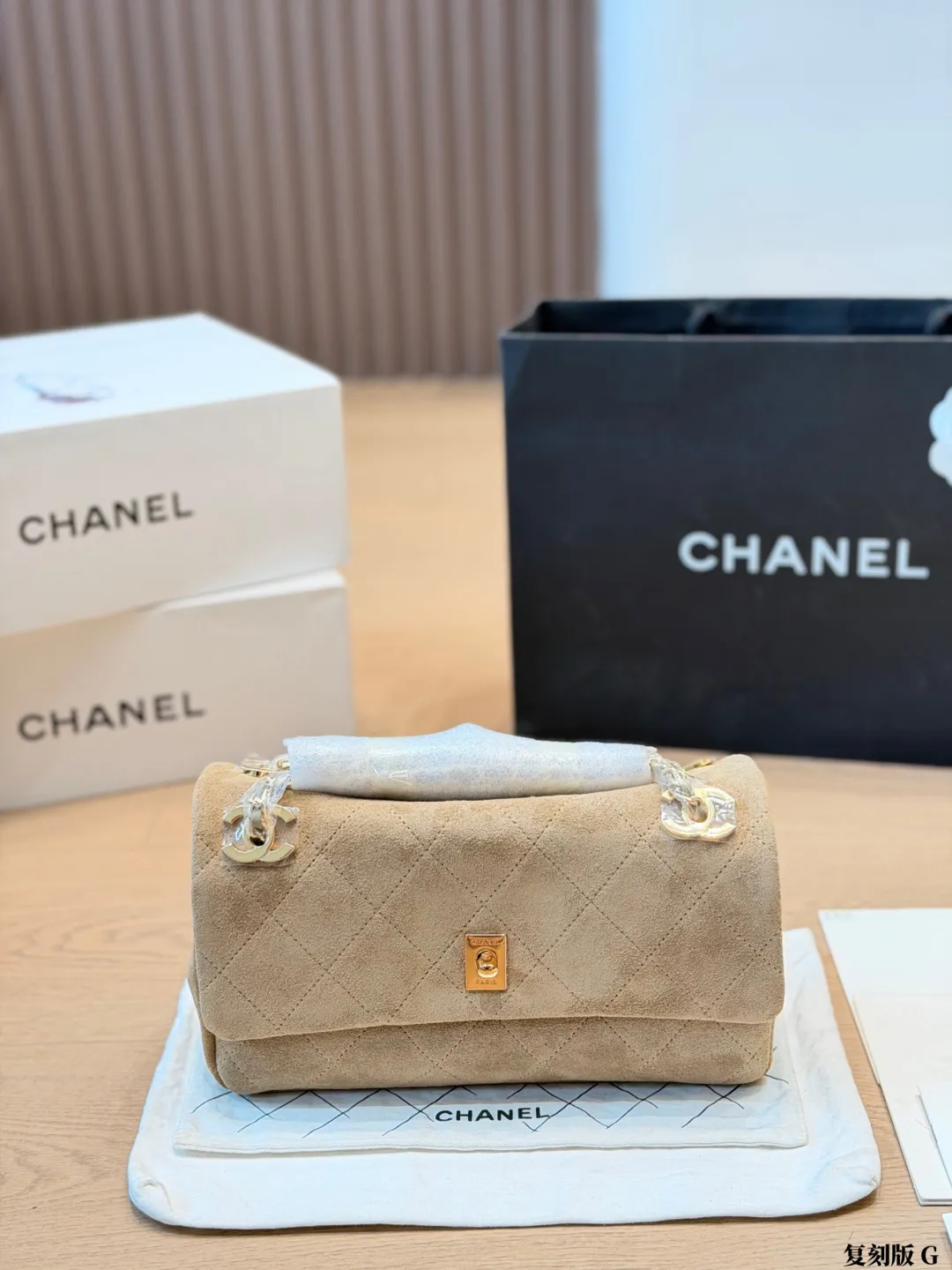 复刻版 p260 Chanel 26A 麂皮口盖包 链条包​​，黑色麂皮+金色链条+金色方扣，整体轮廓偏经典翻盖单肩包 26A 手工坊系列口盖包 麂皮手感柔软，光泽偏哑光，比光面皮多了一层复古感，搭丝绒、粗花呢材质的衣服特别和谐 这季将双CLogo移至链条肩带两端，锁扣改为方形金属铭牌，风格更简约利落可单背，可斜背 尺寸：25.5-8-15cm