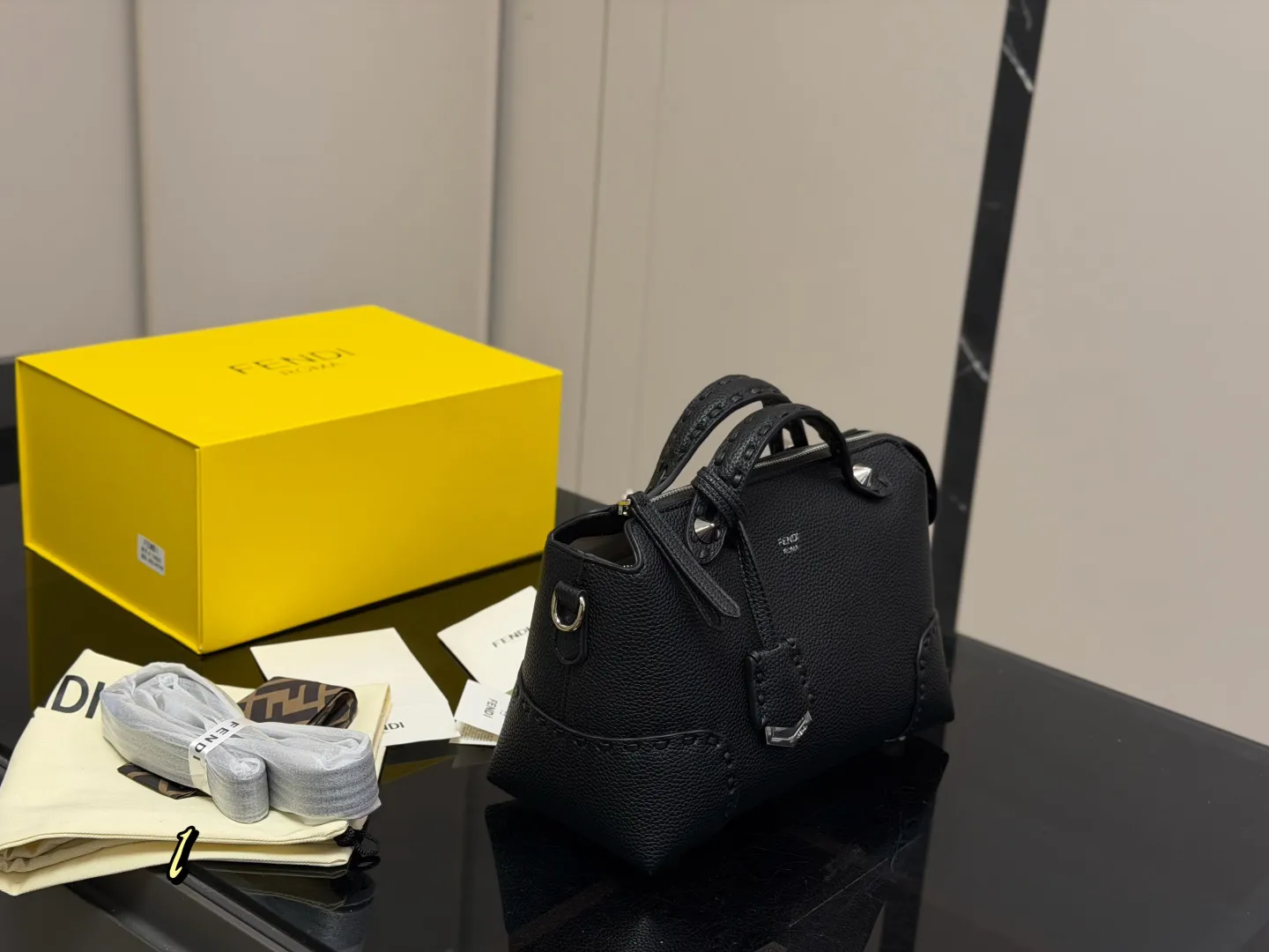 &yen;185 折叠盒 FENDI by the way 把芬迪的温柔和慵懒揉进日常~ 软乎乎的皮质像被云朵裹住 五金的光泽刚好是低调的小精致 背它出门，连咖啡都变得更有氛围感了 尺寸:27.18cm