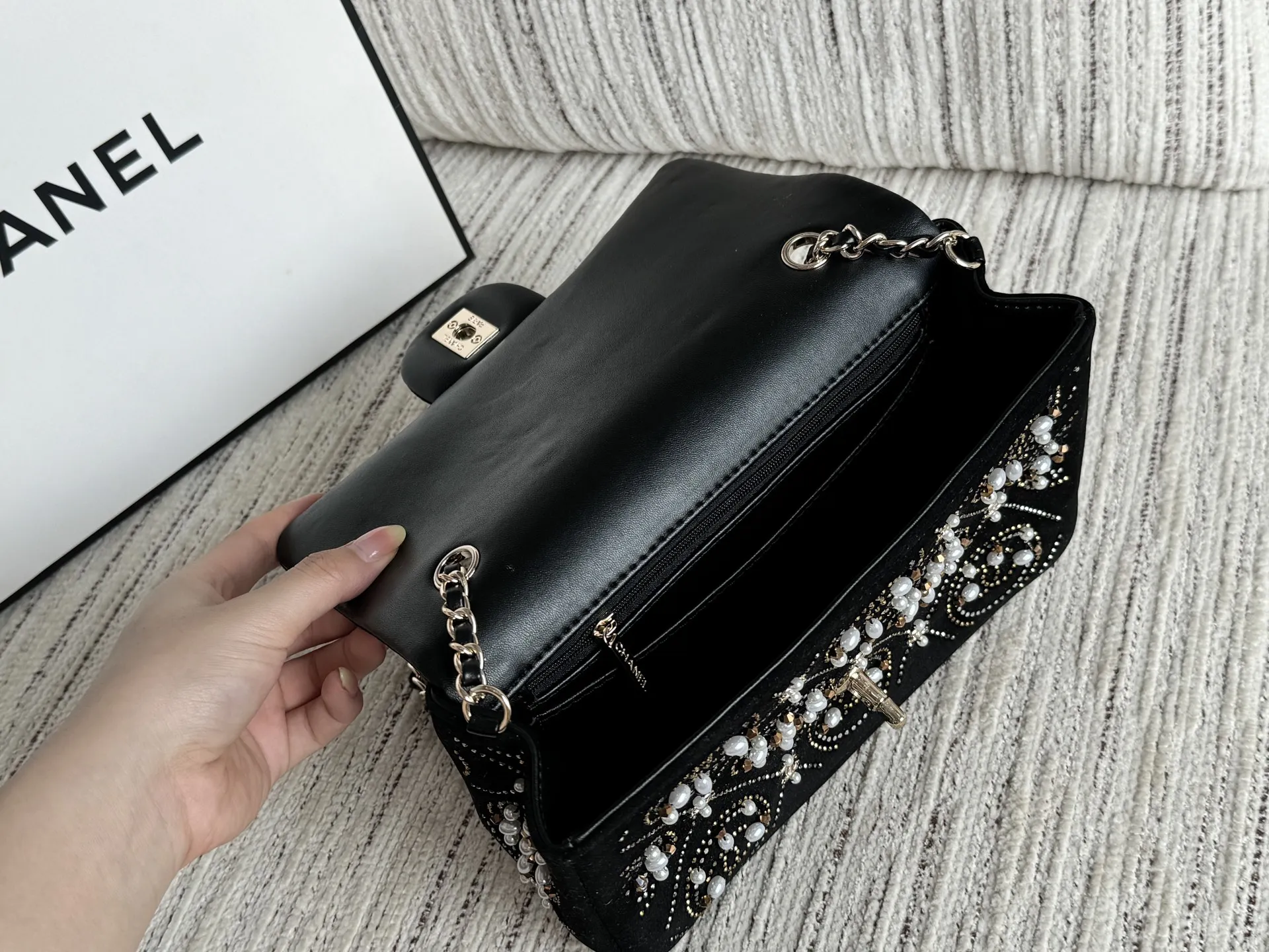 💰240 size：22&times;15 CHANEL香奈儿 21A 丝绒 水晶珍珠Logo 方胖子 链条包 口盖单肩斜挎包 迷你 看起来就很贵的样子 Chanel 香奈儿 高级手工坊系列、 丝绒刺绣珍珠CF大mini‼️ CHANEL 21早秋手工坊烫钻钉珠cf 美到词穷 好看就完事儿 mini cf单链链条太长 绕一圈单肩背就很完美