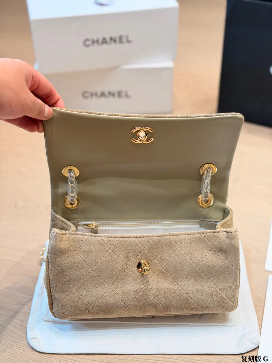 复刻版 p260 Chanel 26A 麂皮口盖包 链条包​​，黑色麂皮+金色链条+金色方扣，整体轮廓偏经典翻盖单肩包 26A 手工坊系列口盖包 麂皮手感柔软，光泽偏哑光，比光面皮多了一层复古感，搭丝绒、粗花呢材质的衣服特别和谐 这季将双CLogo移至链条肩带两端，锁扣改为方形金属铭牌，风格更简约利落可单背，可斜背 尺寸：25.5-8-15cm