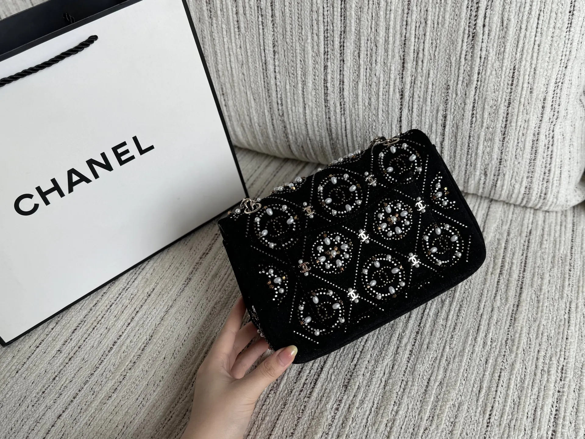 💰240 size:22×15 CHANEL香奈儿 21A 丝绒 水晶珍珠Logo 方胖子 链条包 口盖单肩斜挎包 迷你 看起来就很贵的样子 Chanel 香奈儿 高级手工坊系列、 丝绒刺绣珍珠CF大mini‼️ CHANEL 21早秋手工坊烫钻钉珠cf 美到词穷 好看就完事儿 mini cf单链链条太长 绕一圈单肩背就很完美