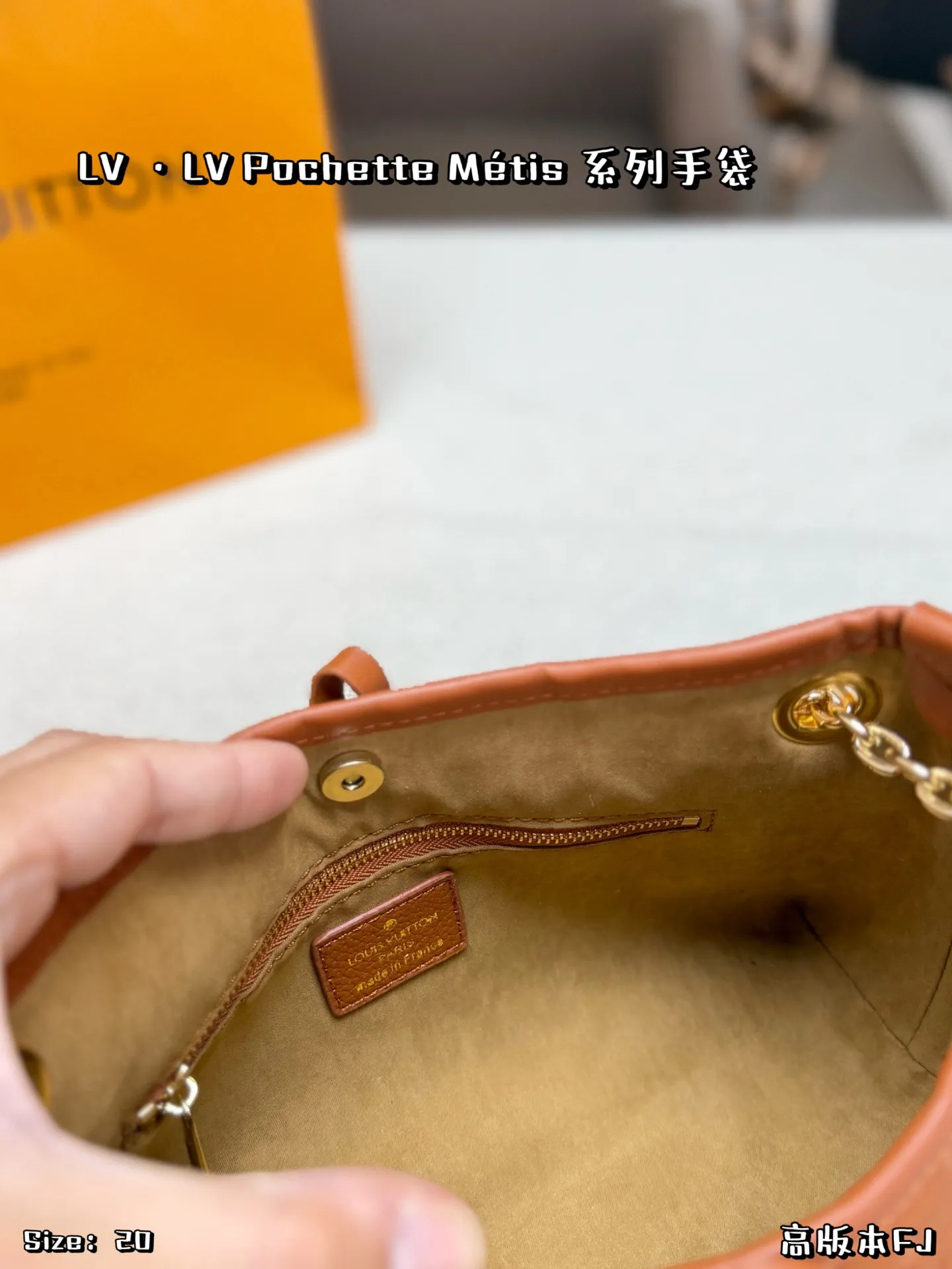 P135,配折叠盒 ✨LV Pochette Métis手袋,经典Monogram老花系列,高版本FJ,棕色压纹牛皮+金属链条,优雅复古风满分!日常通勤、休闲出街都超适合👜。可调节肩带,手提、单肩、斜挎随心切换,内部空间合理,手机钱包轻松收纳。链条+皮革细节,实用又时髦,是LV热门经典款,怎么搭都好看!💼 尺寸:20×14