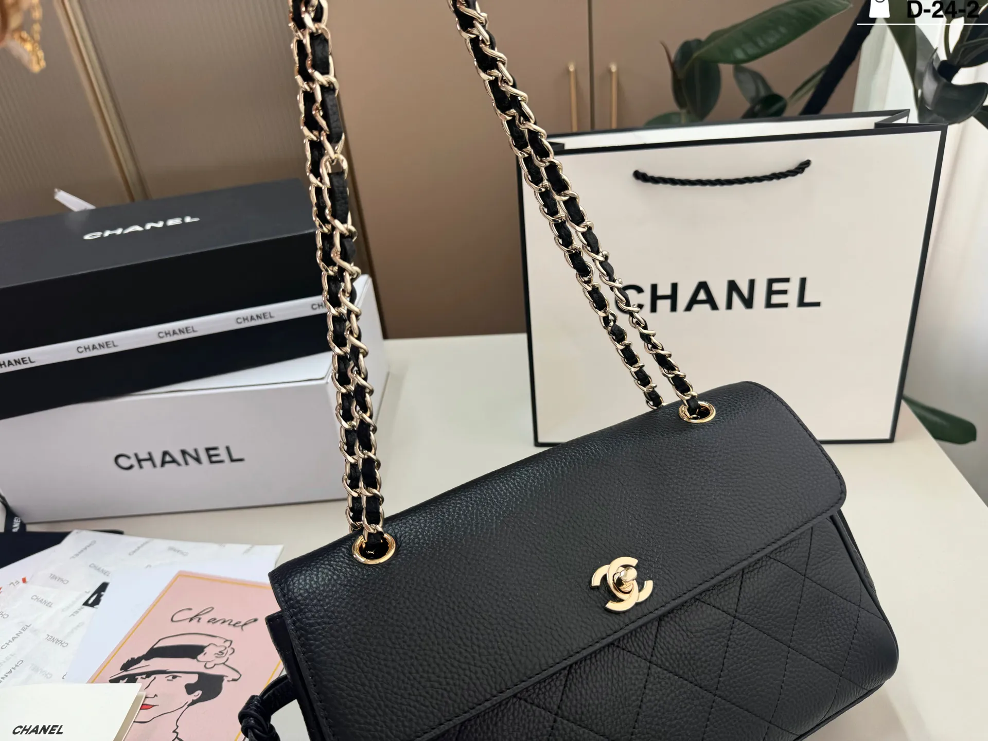 💰p270 牛皮 D-24-2尺寸29×16折叠盒 Chanel香奈儿纯皮鳄鱼纹 26S Maxi Flap黑银机车包口盖腋下邮差包,荔枝纹牛皮+金色双C扣,简约大气超有质感!