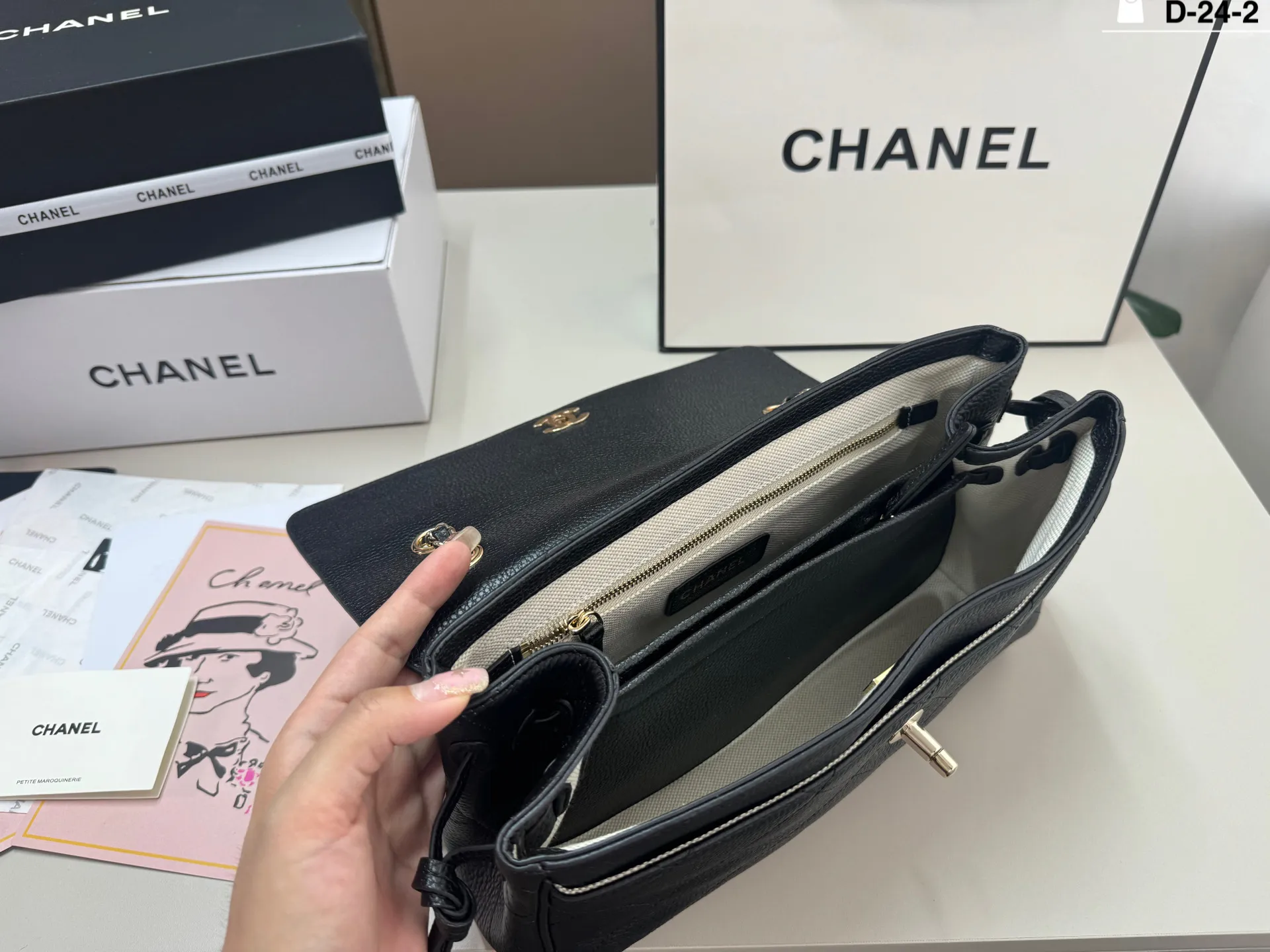 💰p270 牛皮 D-24-2尺寸29&times;16折叠盒 Chanel香奈儿纯皮鳄鱼纹 26S Maxi Flap黑银机车包口盖腋下邮差包，荔枝纹牛皮+金色双C扣，简约大气超有质感！