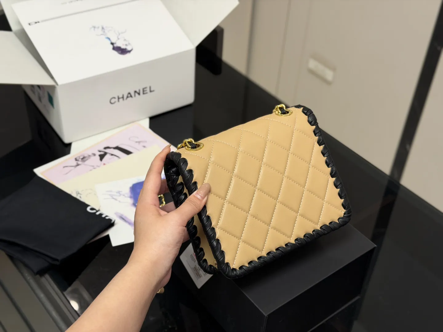 &yen;200 折叠盒飞机盒 Chanel香奈儿豆腐包｜千金感十足 颜值满分！ 包身绑带滚边设计感一绝 链条金币点缀精致时髦 尺寸:19.15cm