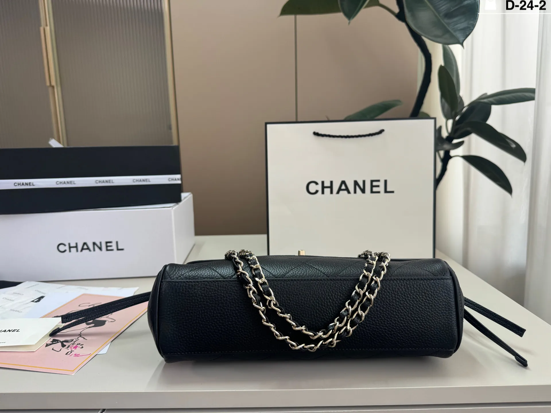 💰p270 牛皮 D-24-2尺寸29×16折叠盒 Chanel香奈儿纯皮鳄鱼纹 26S Maxi Flap黑银机车包口盖腋下邮差包,荔枝纹牛皮+金色双C扣,简约大气超有质感!