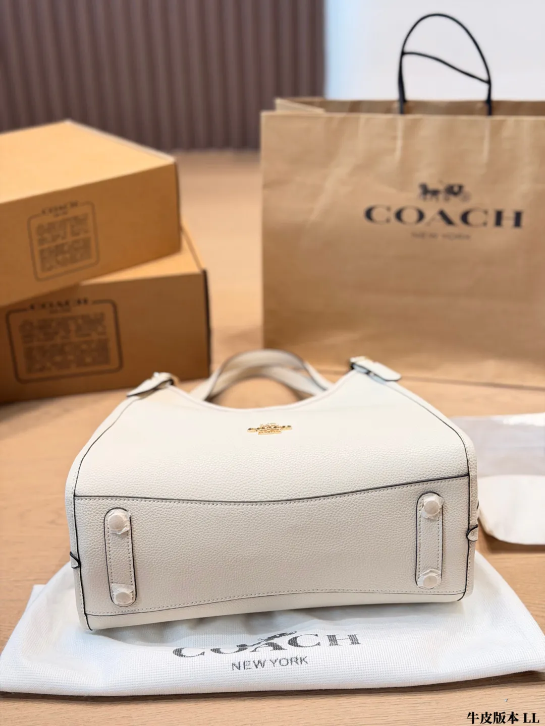 牛皮版本 p205 Coach Gemini Link 皮托特包​​，奶白色荔枝纹小牛皮，金色五金 + 正面金色 COACH logo，手柄上系了品牌彩色印花丝巾，敞口开放式设计，可以手提、单肩。 尺寸 30 27cm