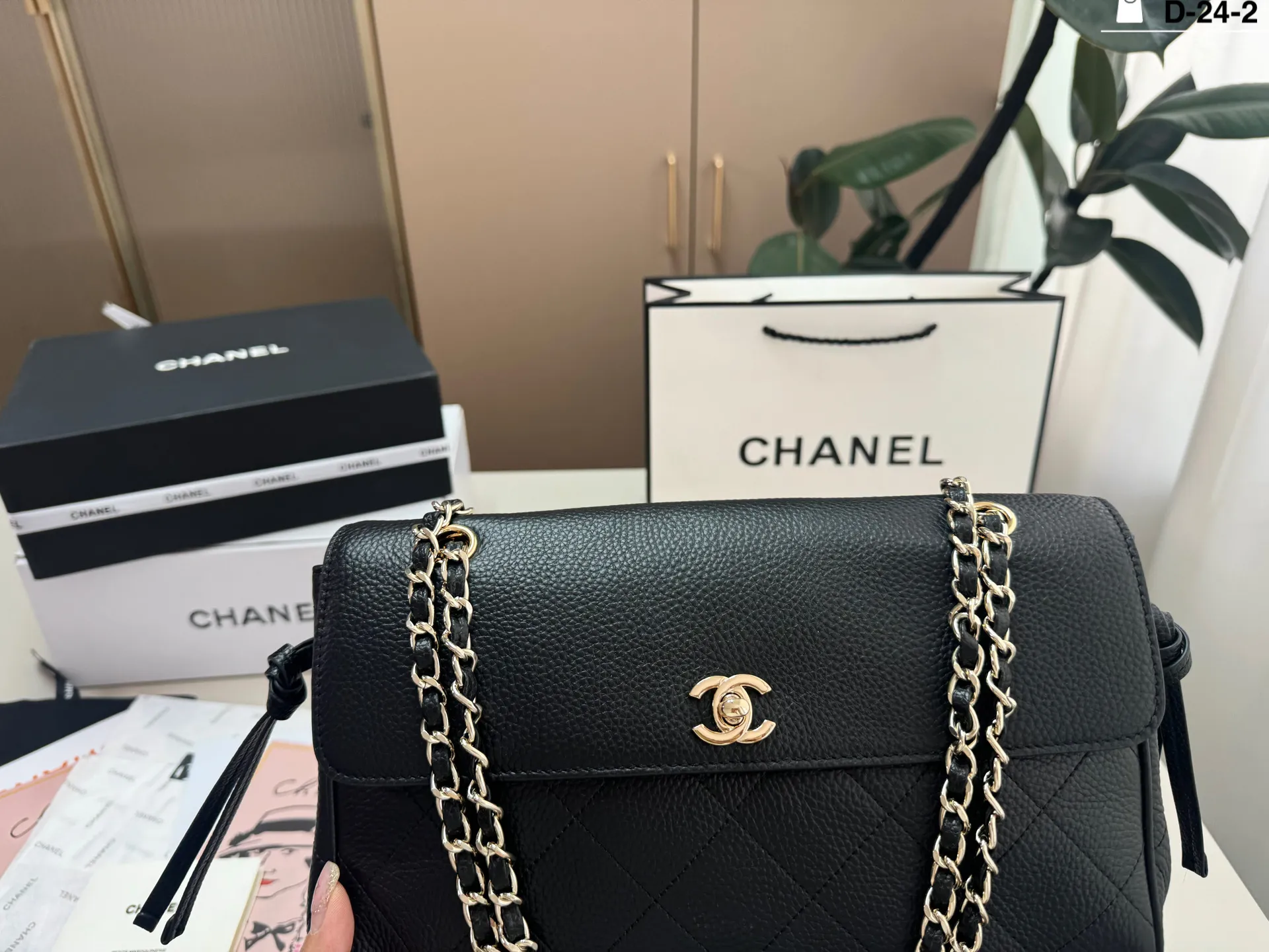 💰p270 牛皮 D-24-2尺寸29×16折叠盒 Chanel香奈儿纯皮鳄鱼纹 26S Maxi Flap黑银机车包口盖腋下邮差包,荔枝纹牛皮+金色双C扣,简约大气超有质感!