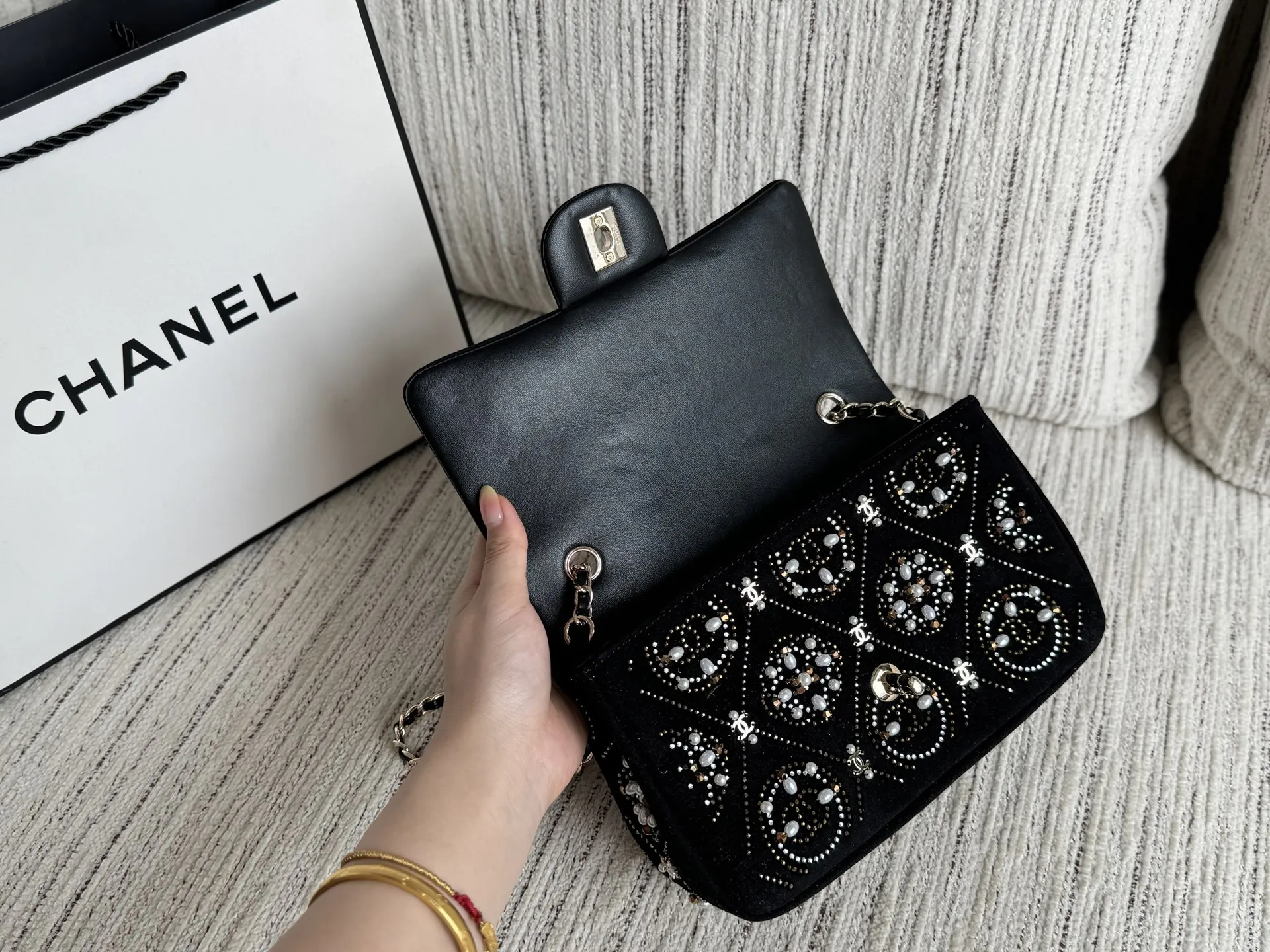 💰240 size:22×15 CHANEL香奈儿 21A 丝绒 水晶珍珠Logo 方胖子 链条包 口盖单肩斜挎包 迷你 看起来就很贵的样子 Chanel 香奈儿 高级手工坊系列、 丝绒刺绣珍珠CF大mini‼️ CHANEL 21早秋手工坊烫钻钉珠cf 美到词穷 好看就完事儿 mini cf单链链条太长 绕一圈单肩背就很完美