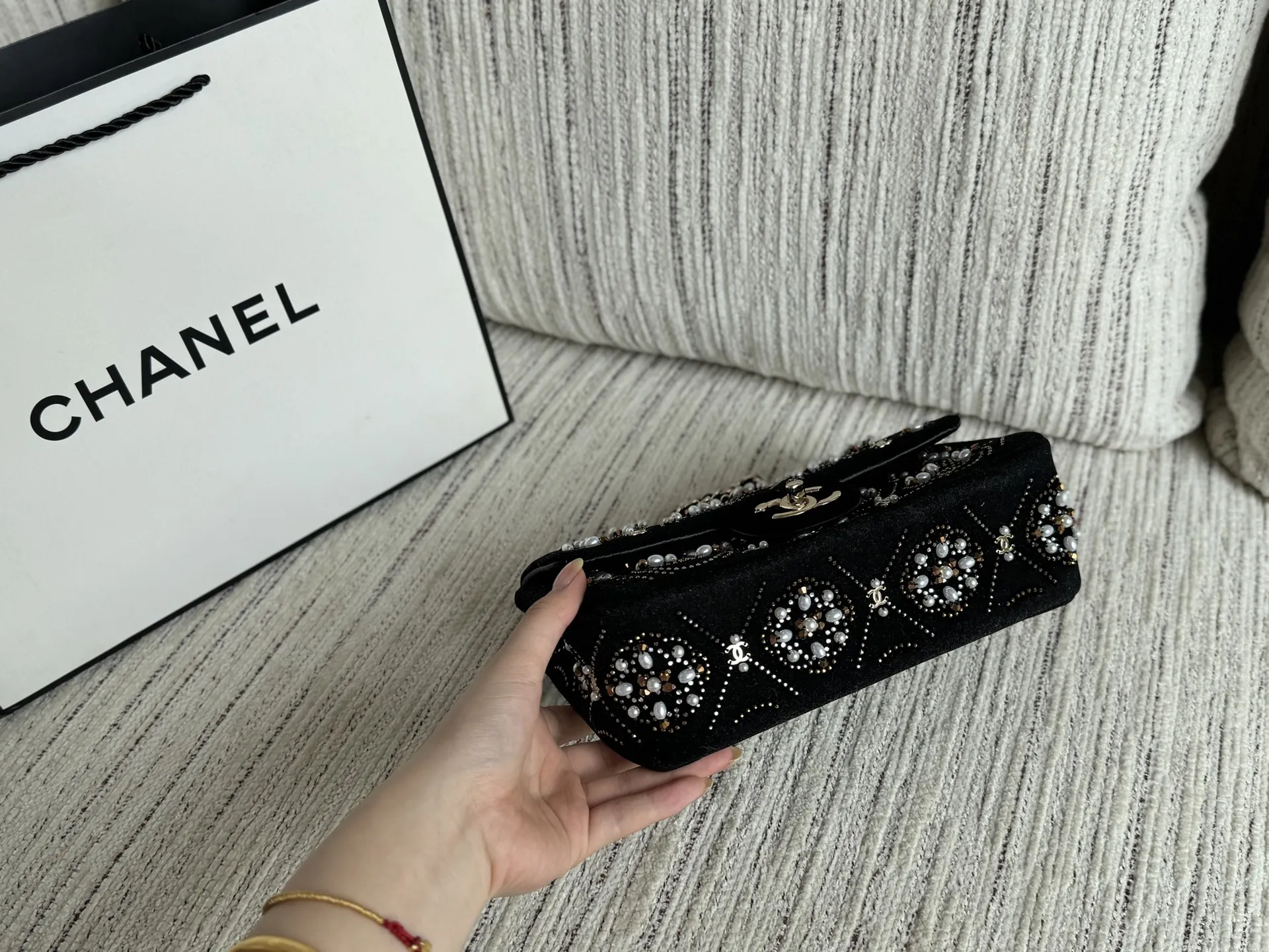 💰240 size:22×15 CHANEL香奈儿 21A 丝绒 水晶珍珠Logo 方胖子 链条包 口盖单肩斜挎包 迷你 看起来就很贵的样子 Chanel 香奈儿 高级手工坊系列、 丝绒刺绣珍珠CF大mini‼️ CHANEL 21早秋手工坊烫钻钉珠cf 美到词穷 好看就完事儿 mini cf单链链条太长 绕一圈单肩背就很完美