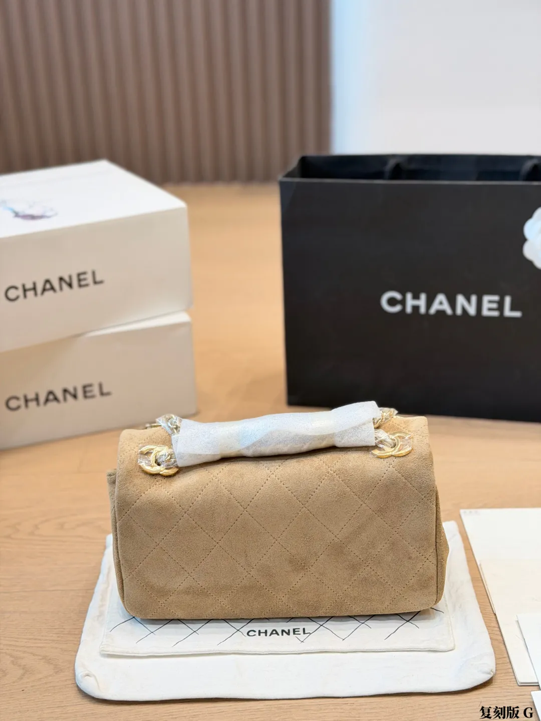 复刻版 p260 Chanel 26A 麂皮口盖包 链条包,黑色麂皮+金色链条+金色方扣,整体轮廓偏经典翻盖单肩包 26A 手工坊系列口盖包 麂皮手感柔软,光泽偏哑光,比光面皮多了一层复古感,搭丝绒、粗花呢材质的衣服特别和谐 这季将双CLogo移至链条肩带两端,锁扣改为方形金属铭牌,风格更简约利落可单背,可斜背 尺寸:25.5-8-15cm