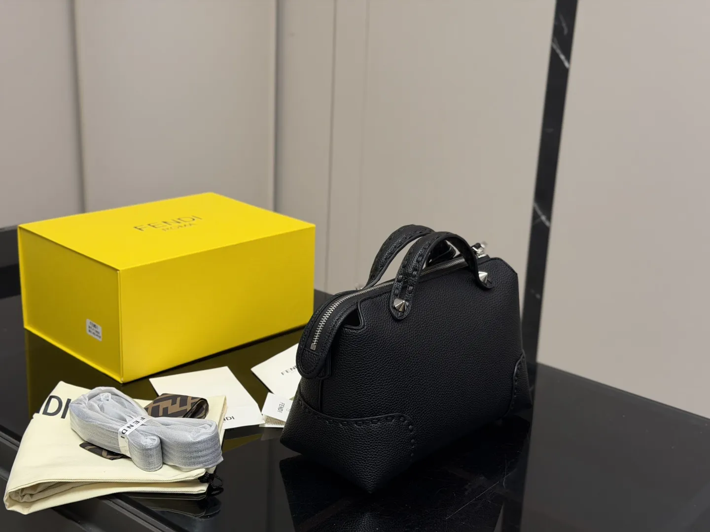 ¥185 折叠盒 FENDI by the way 把芬迪的温柔和慵懒揉进日常~ 软乎乎的皮质像被云朵裹住 五金的光泽刚好是低调的小精致 背它出门,连咖啡都变得更有氛围感了 尺寸:27.18cm