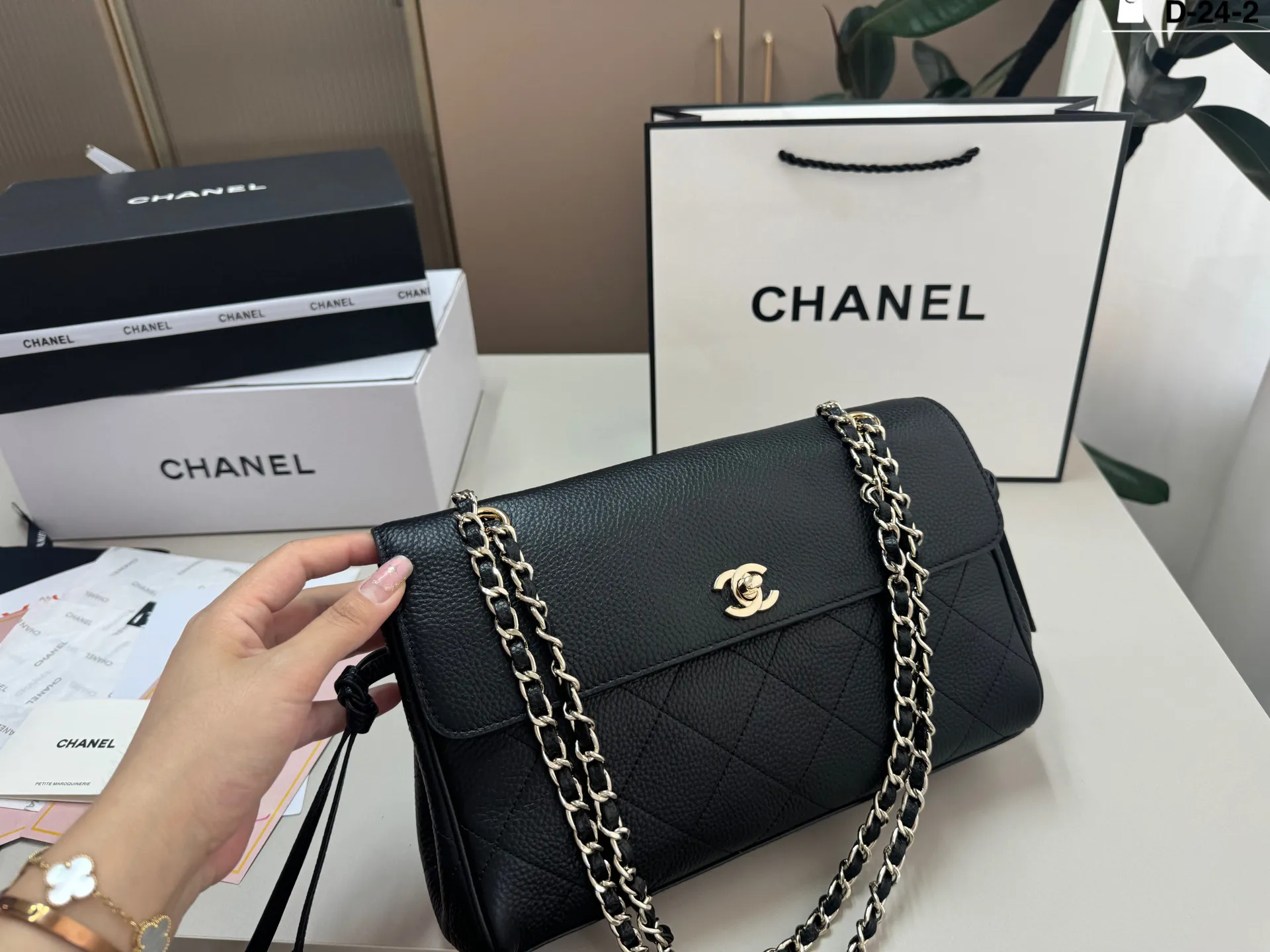 💰p270 牛皮 D-24-2尺寸29&times;16折叠盒 Chanel香奈儿纯皮鳄鱼纹 26S Maxi Flap黑银机车包口盖腋下邮差包，荔枝纹牛皮+金色双C扣，简约大气超有质感！