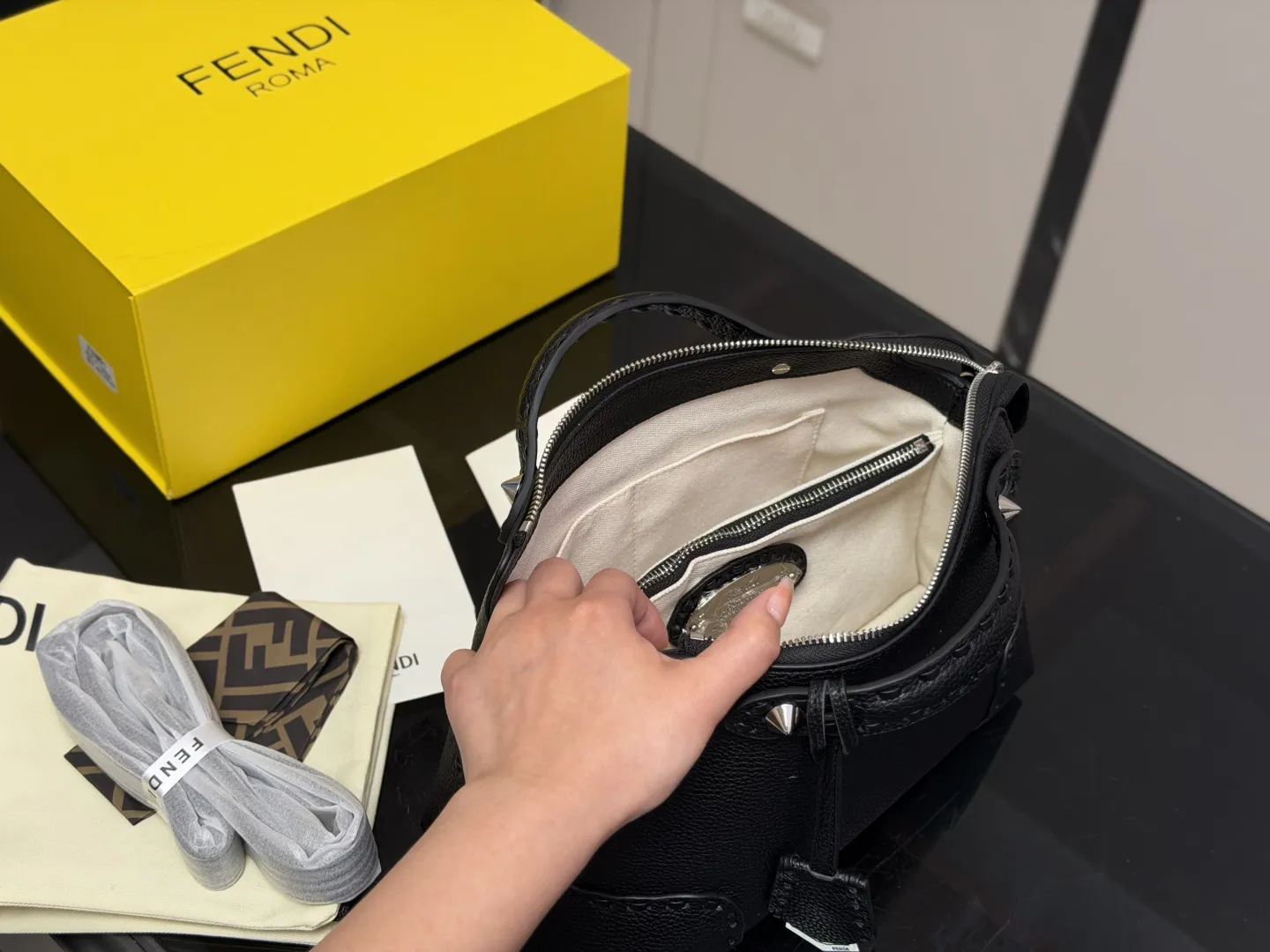 ¥185 折叠盒 FENDI by the way 把芬迪的温柔和慵懒揉进日常~ 软乎乎的皮质像被云朵裹住 五金的光泽刚好是低调的小精致 背它出门,连咖啡都变得更有氛围感了 尺寸:27.18cm