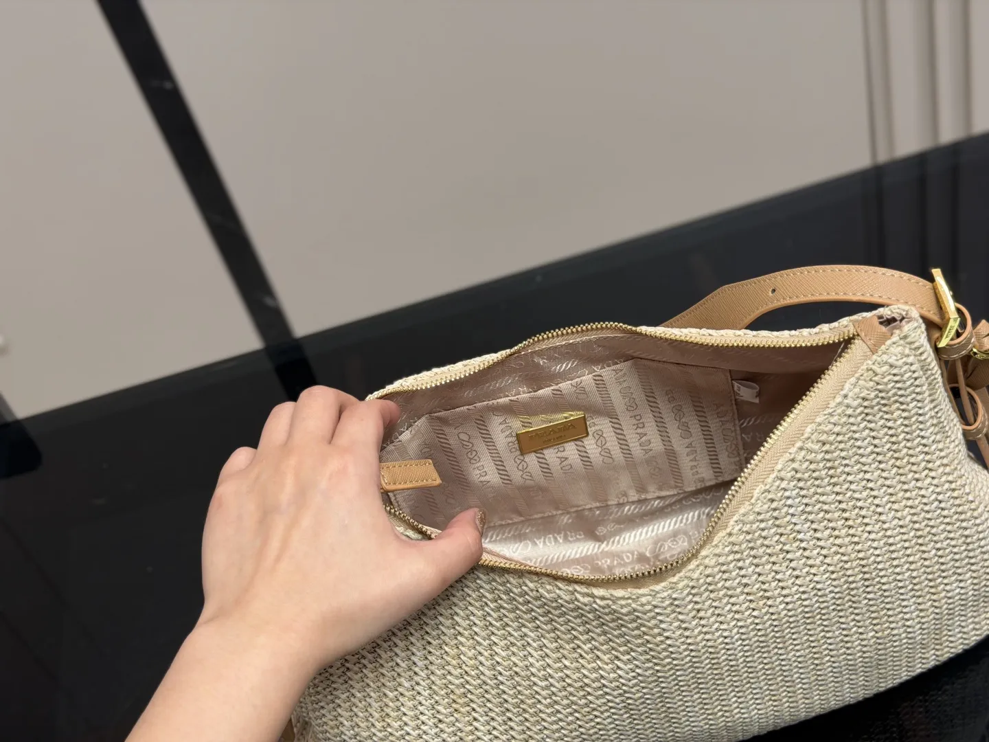 &yen;155 无盒 size：37.22cm 普拉达 hobo中古腋下包 多了一份随意和简单， 完全的时尚百搭！