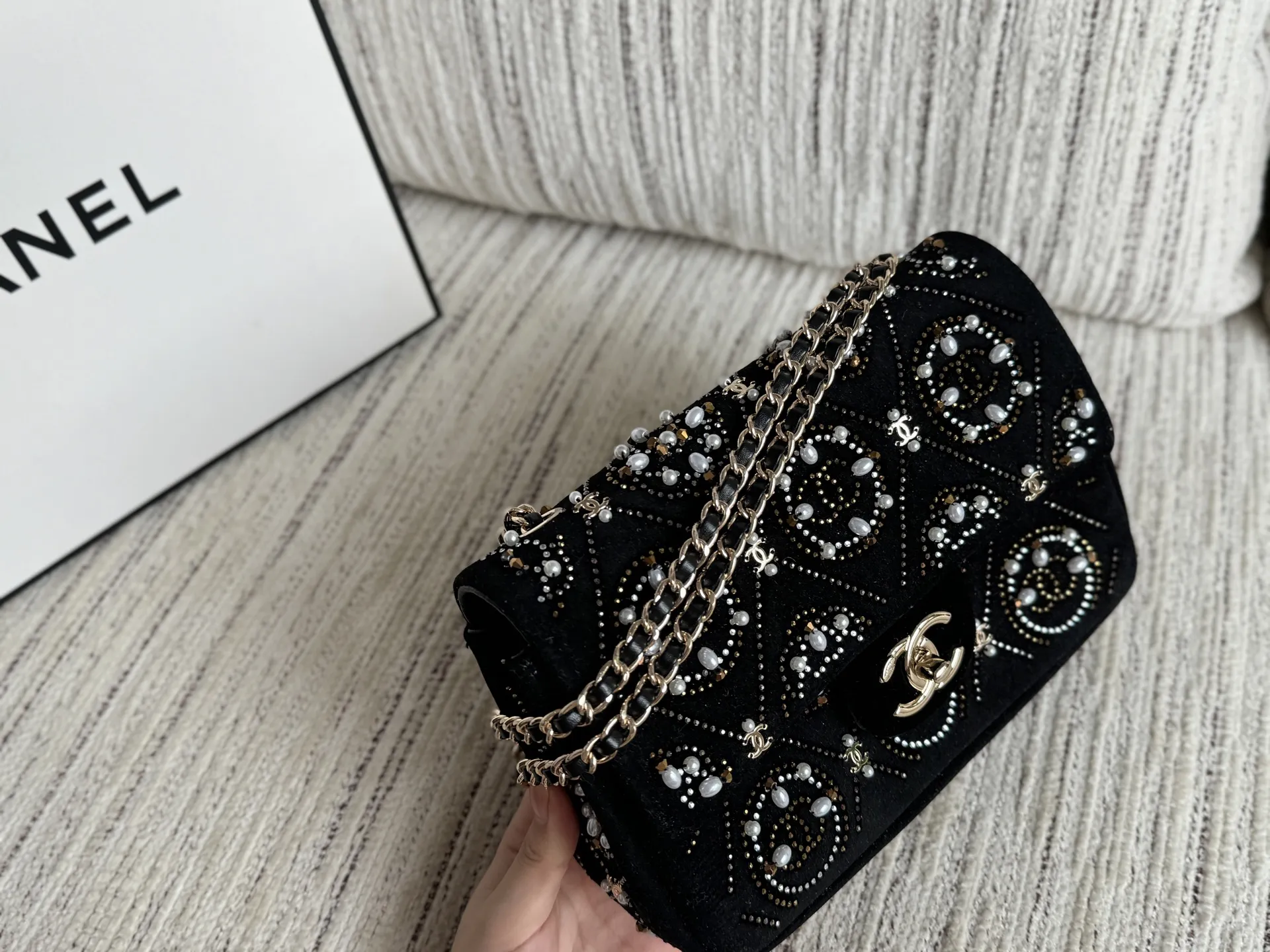 💰240 size:22×15 CHANEL香奈儿 21A 丝绒 水晶珍珠Logo 方胖子 链条包 口盖单肩斜挎包 迷你 看起来就很贵的样子 Chanel 香奈儿 高级手工坊系列、 丝绒刺绣珍珠CF大mini‼️ CHANEL 21早秋手工坊烫钻钉珠cf 美到词穷 好看就完事儿 mini cf单链链条太长 绕一圈单肩背就很完美