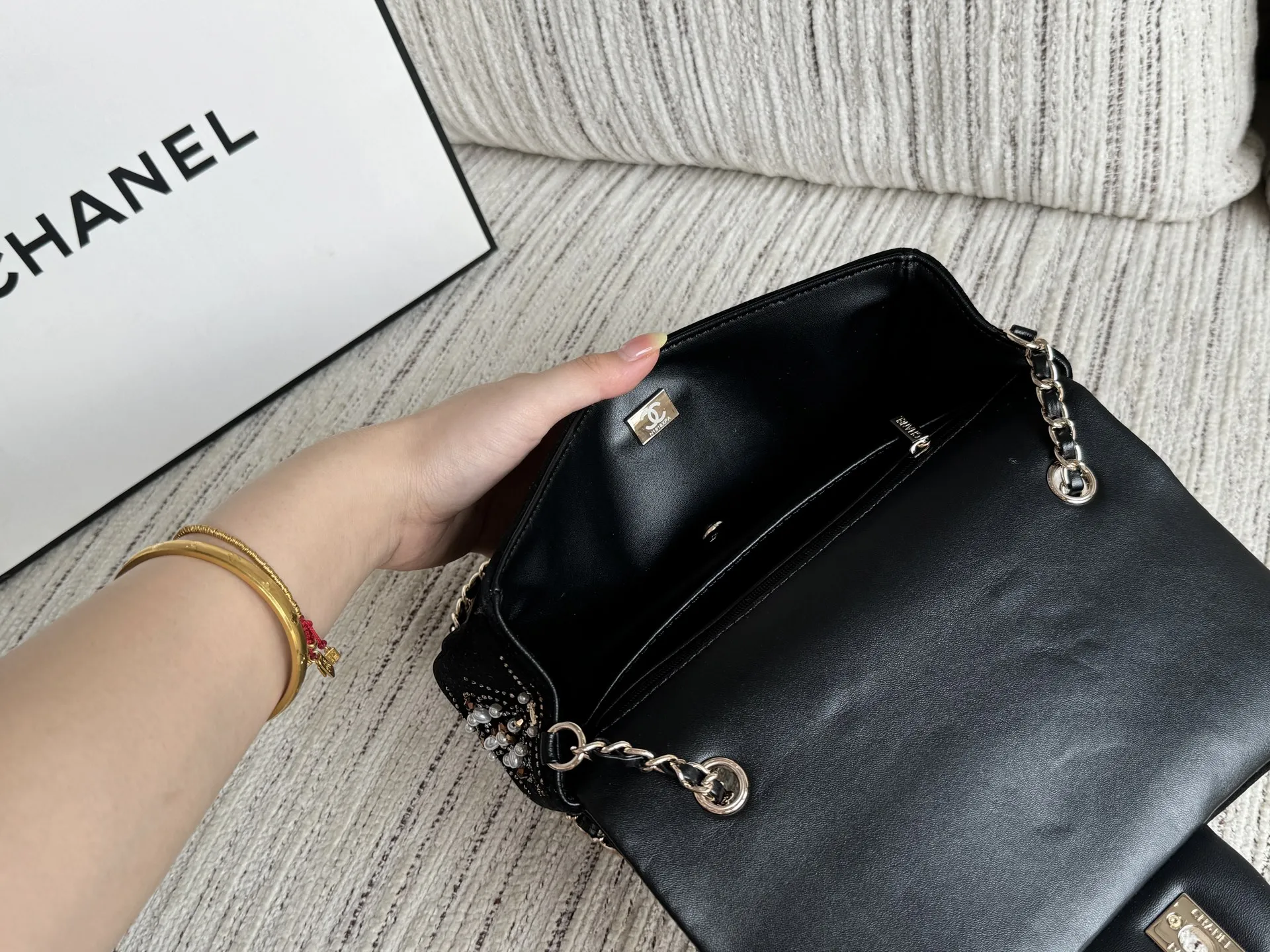 💰240 size：22&times;15 CHANEL香奈儿 21A 丝绒 水晶珍珠Logo 方胖子 链条包 口盖单肩斜挎包 迷你 看起来就很贵的样子 Chanel 香奈儿 高级手工坊系列、 丝绒刺绣珍珠CF大mini‼️ CHANEL 21早秋手工坊烫钻钉珠cf 美到词穷 好看就完事儿 mini cf单链链条太长 绕一圈单肩背就很完美