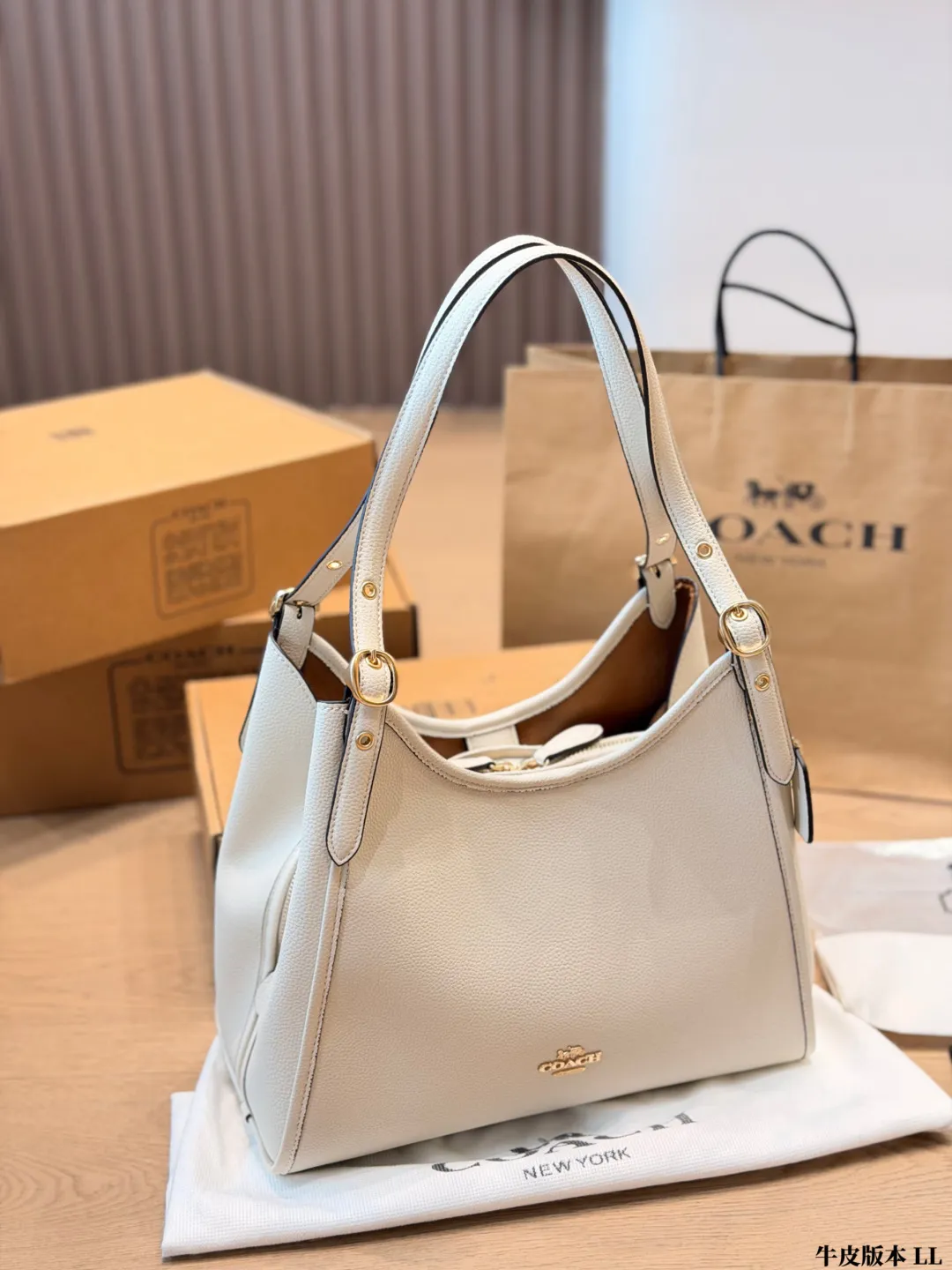 牛皮版本 p205 Coach Gemini Link 皮托特包,奶白色荔枝纹小牛皮,金色五金 + 正面金色 COACH logo,手柄上系了品牌彩色印花丝巾,敞口开放式设计,可以手提、单肩。 尺寸 30 27cm