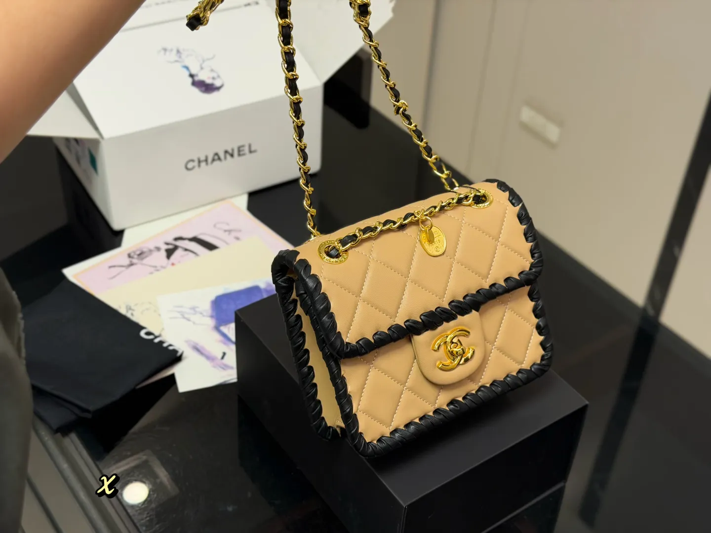 &yen;200 折叠盒飞机盒 Chanel香奈儿豆腐包｜千金感十足 颜值满分！ 包身绑带滚边设计感一绝 链条金币点缀精致时髦 尺寸:19.15cm