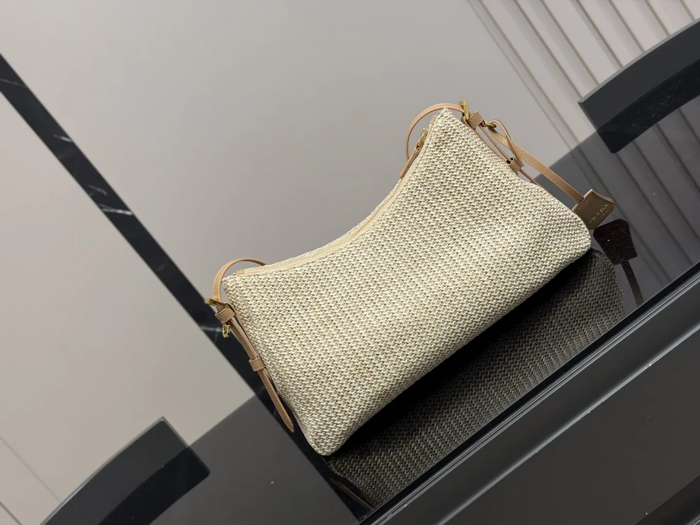 ¥155 无盒 size:37.22cm 普拉达 hobo中古腋下包 多了一份随意和简单, 完全的时尚百搭!