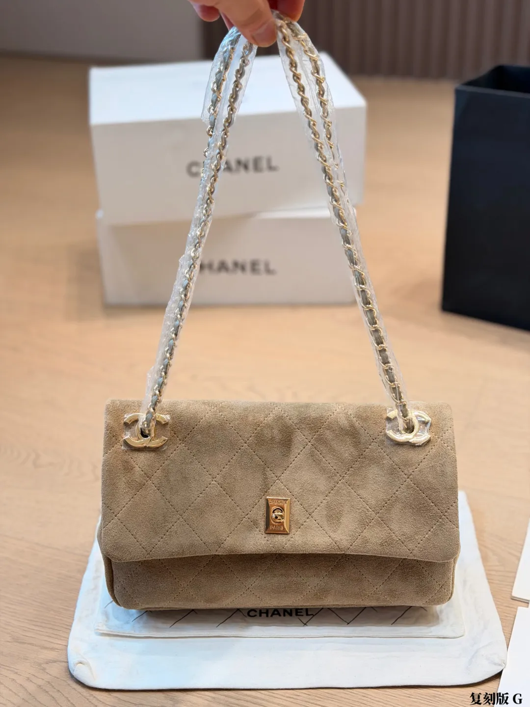 复刻版 p260 Chanel 26A 麂皮口盖包 链条包​​，黑色麂皮+金色链条+金色方扣，整体轮廓偏经典翻盖单肩包 26A 手工坊系列口盖包 麂皮手感柔软，光泽偏哑光，比光面皮多了一层复古感，搭丝绒、粗花呢材质的衣服特别和谐 这季将双CLogo移至链条肩带两端，锁扣改为方形金属铭牌，风格更简约利落可单背，可斜背 尺寸：25.5-8-15cm