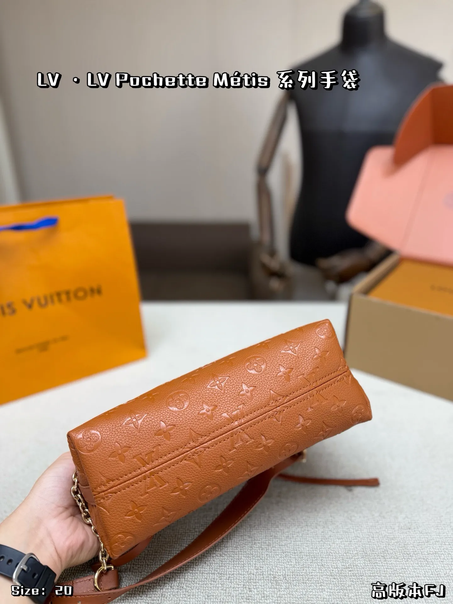 P135,配折叠盒 ✨LV Pochette Métis手袋,经典Monogram老花系列,高版本FJ,棕色压纹牛皮+金属链条,优雅复古风满分!日常通勤、休闲出街都超适合👜。可调节肩带,手提、单肩、斜挎随心切换,内部空间合理,手机钱包轻松收纳。链条+皮革细节,实用又时髦,是LV热门经典款,怎么搭都好看!💼 尺寸:20×14