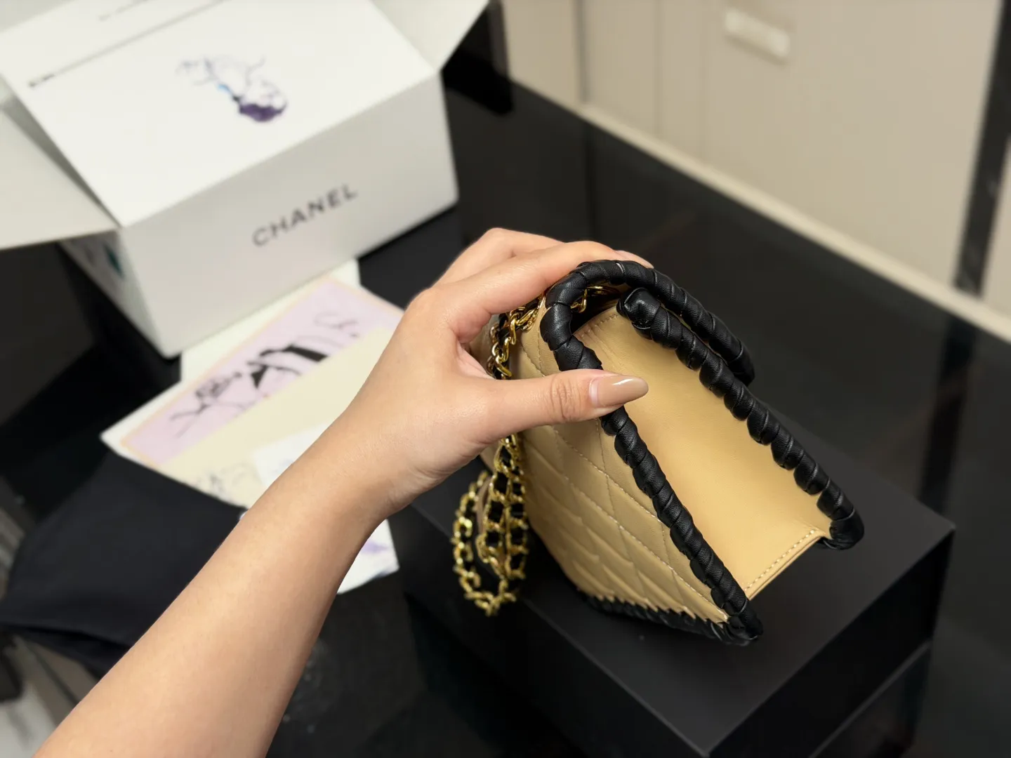 ¥200 折叠盒飞机盒 Chanel香奈儿豆腐包|千金感十足 颜值满分! 包身绑带滚边设计感一绝 链条金币点缀精致时髦 尺寸:19.15cm