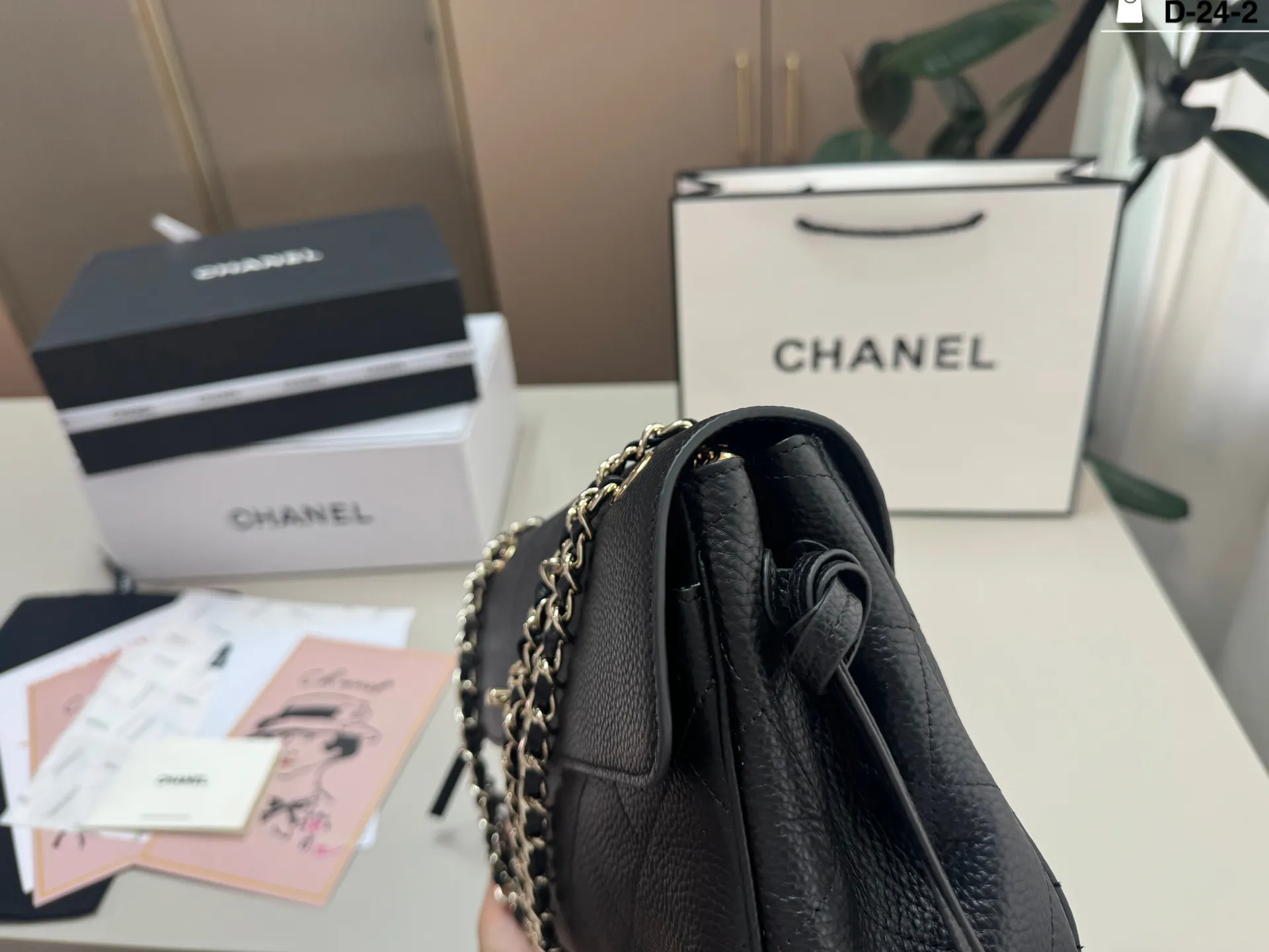💰p270 牛皮 D-24-2尺寸29×16折叠盒 Chanel香奈儿纯皮鳄鱼纹 26S Maxi Flap黑银机车包口盖腋下邮差包,荔枝纹牛皮+金色双C扣,简约大气超有质感!