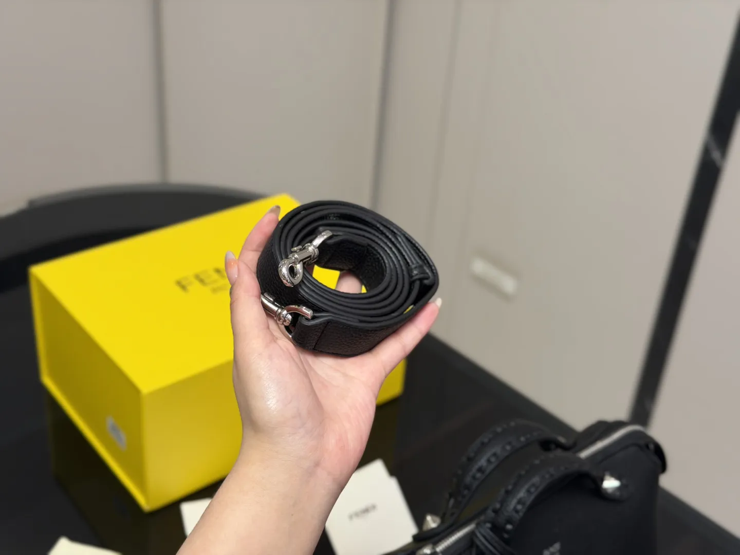 ¥185 折叠盒 FENDI by the way 把芬迪的温柔和慵懒揉进日常~ 软乎乎的皮质像被云朵裹住 五金的光泽刚好是低调的小精致 背它出门,连咖啡都变得更有氛围感了 尺寸:27.18cm