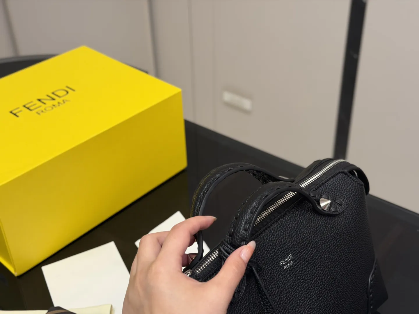 &yen;185 折叠盒 FENDI by the way 把芬迪的温柔和慵懒揉进日常~ 软乎乎的皮质像被云朵裹住 五金的光泽刚好是低调的小精致 背它出门，连咖啡都变得更有氛围感了 尺寸:27.18cm