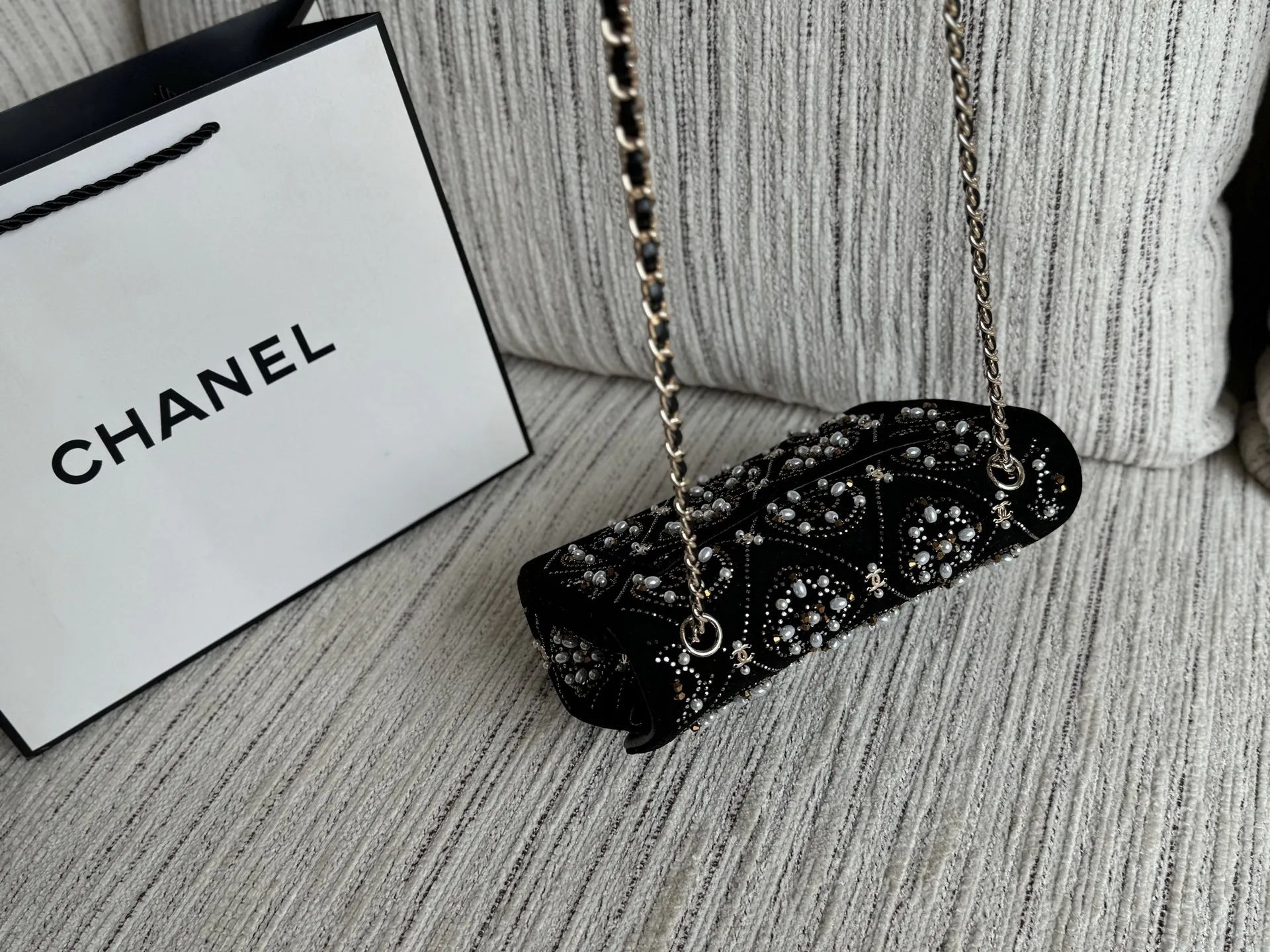 💰240 size:22×15 CHANEL香奈儿 21A 丝绒 水晶珍珠Logo 方胖子 链条包 口盖单肩斜挎包 迷你 看起来就很贵的样子 Chanel 香奈儿 高级手工坊系列、 丝绒刺绣珍珠CF大mini‼️ CHANEL 21早秋手工坊烫钻钉珠cf 美到词穷 好看就完事儿 mini cf单链链条太长 绕一圈单肩背就很完美
