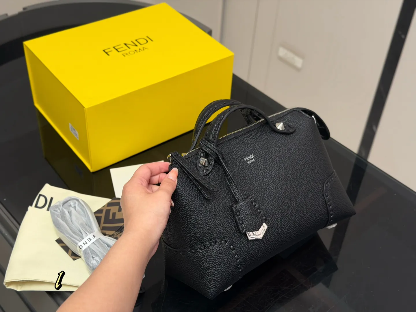¥185 折叠盒 FENDI by the way 把芬迪的温柔和慵懒揉进日常~ 软乎乎的皮质像被云朵裹住 五金的光泽刚好是低调的小精致 背它出门,连咖啡都变得更有氛围感了 尺寸:27.18cm