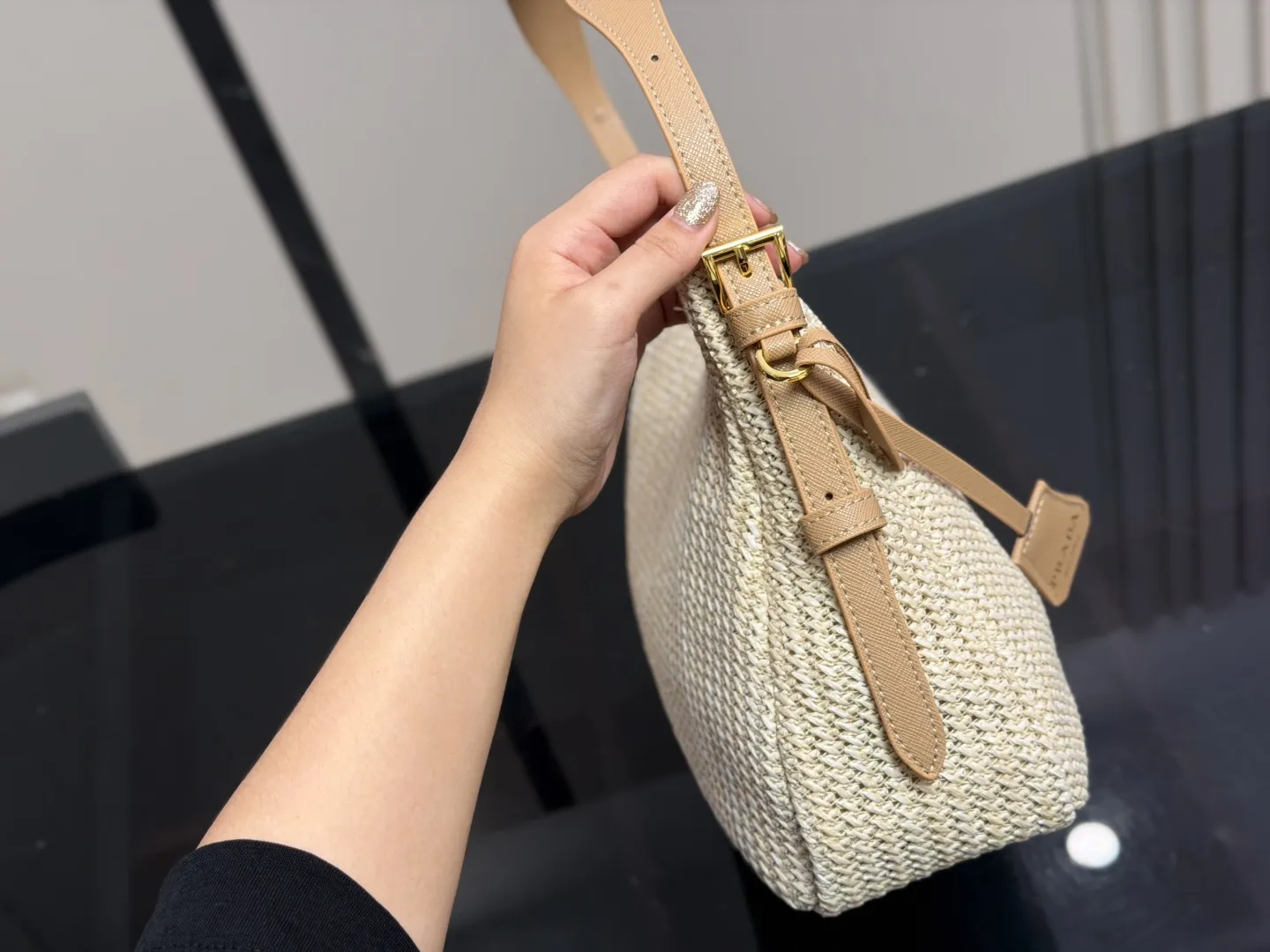 &yen;155 无盒 size：37.22cm 普拉达 hobo中古腋下包 多了一份随意和简单， 完全的时尚百搭！