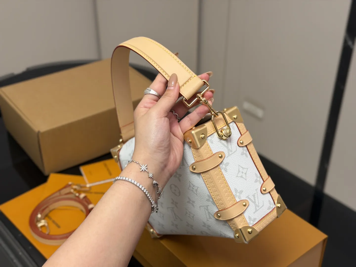 &yen;205（配折叠盒飞机盒） size：23*16cm 超时空爆款 Lv 王炸新款包 谷爱凌 走秀小软箱s来了终于!!! 超级洋气 upupup 搜索🔍Lv 软箱子（盒子）
