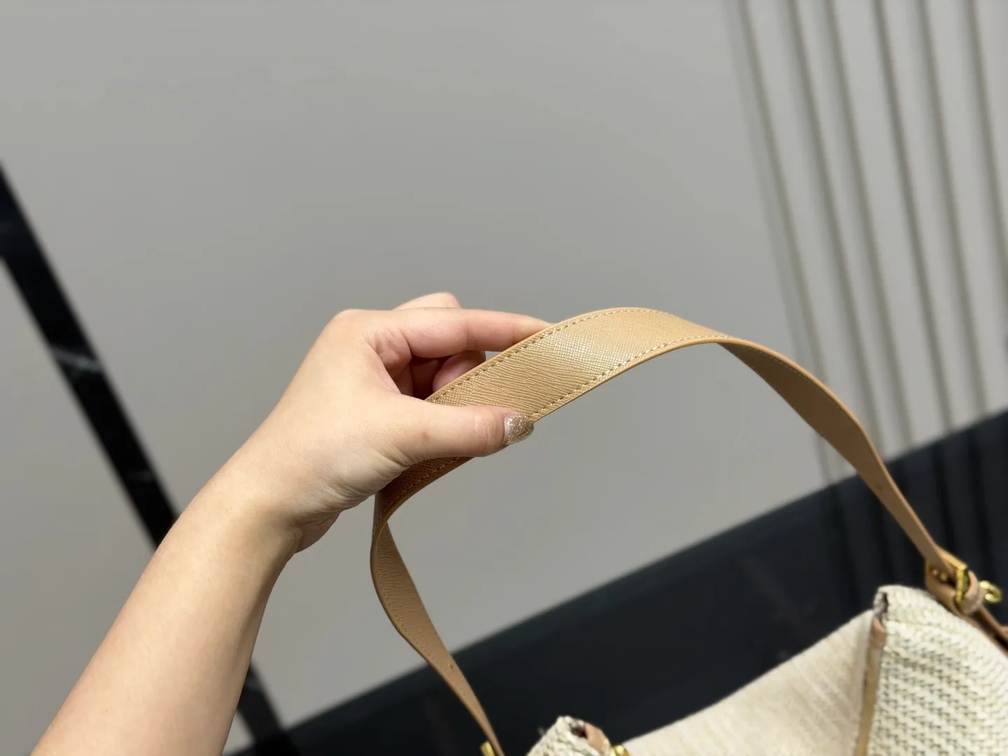 &yen;155 无盒 size：37.22cm 普拉达 hobo中古腋下包 多了一份随意和简单， 完全的时尚百搭！