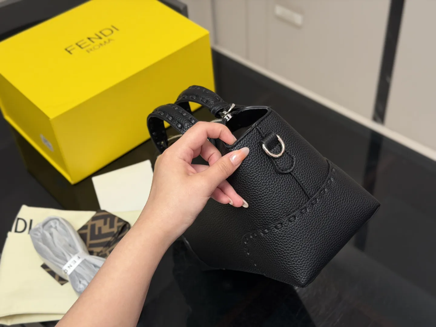 &yen;185 折叠盒 FENDI by the way 把芬迪的温柔和慵懒揉进日常~ 软乎乎的皮质像被云朵裹住 五金的光泽刚好是低调的小精致 背它出门，连咖啡都变得更有氛围感了 尺寸:27.18cm