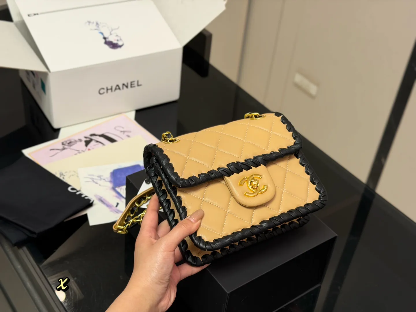 &yen;200 折叠盒飞机盒 Chanel香奈儿豆腐包｜千金感十足 颜值满分！ 包身绑带滚边设计感一绝 链条金币点缀精致时髦 尺寸:19.15cm