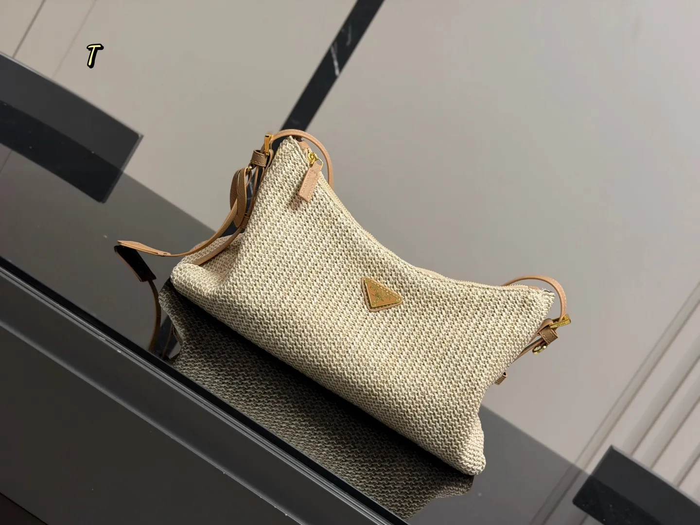 &yen;155 无盒 size：37.22cm 普拉达 hobo中古腋下包 多了一份随意和简单， 完全的时尚百搭！