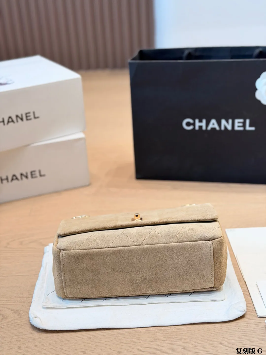 复刻版 p260 Chanel 26A 麂皮口盖包 链条包​​，黑色麂皮+金色链条+金色方扣，整体轮廓偏经典翻盖单肩包 26A 手工坊系列口盖包 麂皮手感柔软，光泽偏哑光，比光面皮多了一层复古感，搭丝绒、粗花呢材质的衣服特别和谐 这季将双CLogo移至链条肩带两端，锁扣改为方形金属铭牌，风格更简约利落可单背，可斜背 尺寸：25.5-8-15cm